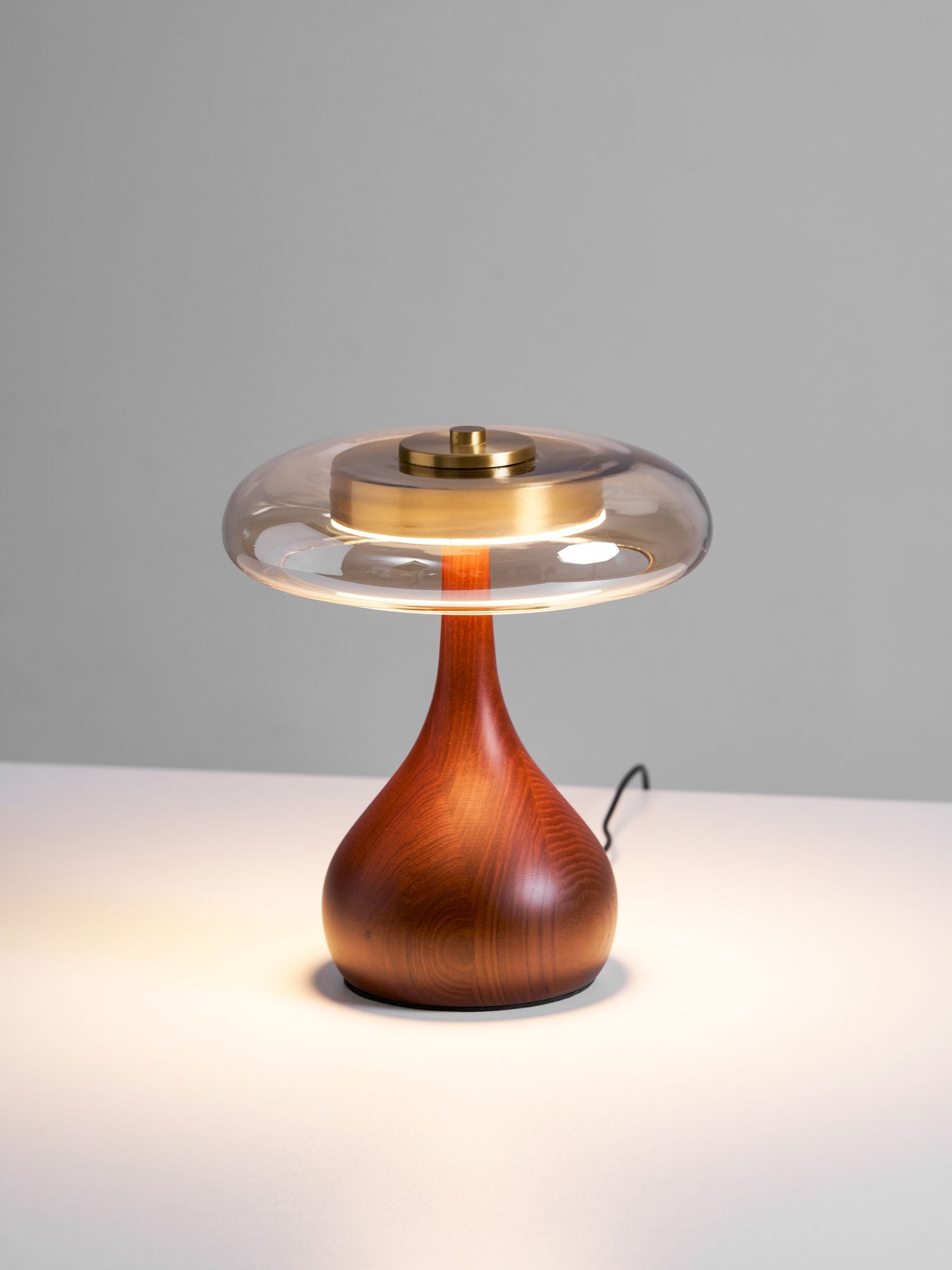 Tafellamp met Gebogen Houten Voet en Amberen Glazen Kap - Modern Scandinavisch Design - Warmwit Licht - Plug-in 150 cm Snoer - ø 8,7" - 2 Hoogtes | Sansoti