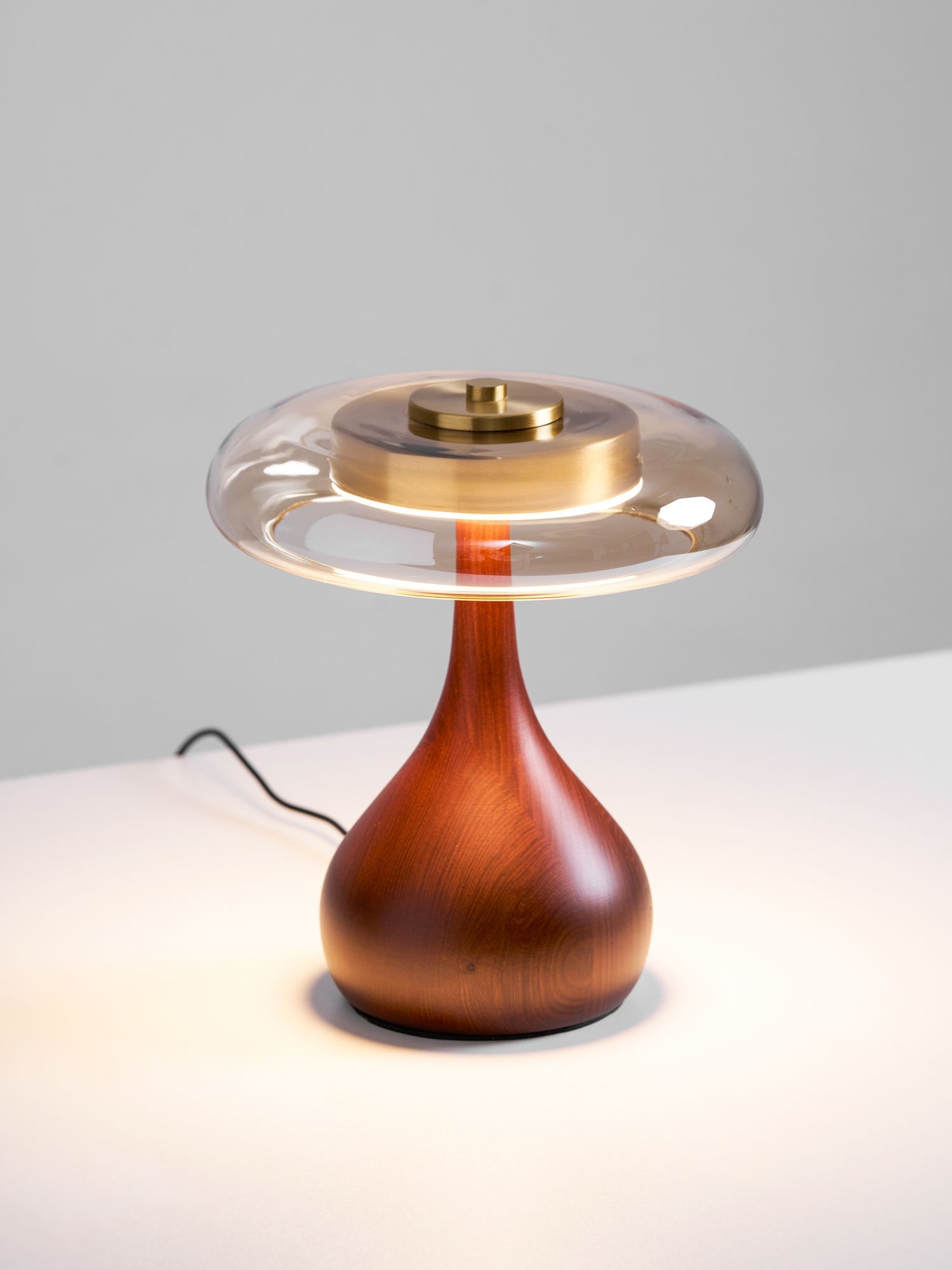 Tafellamp met Gebogen Houten Voet en Amberen Glazen Kap - Modern Scandinavisch Design - Warmwit Licht - Plug-in 150 cm Snoer - ø 8,7" - 2 Hoogtes | Sansoti