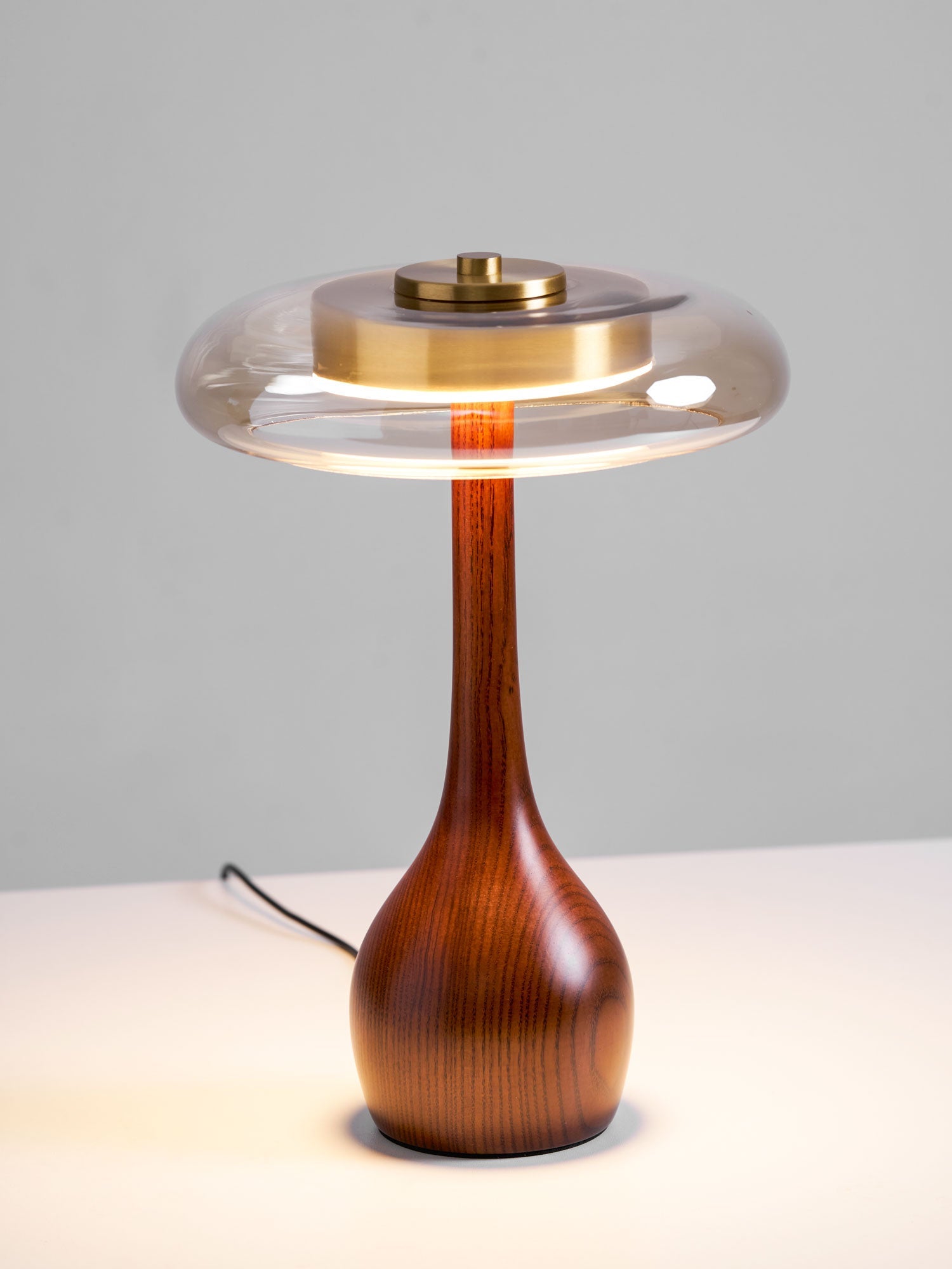 Tafellamp met Gebogen Houten Voet en Amberen Glazen Kap - Modern Scandinavisch Design - Warmwit Licht - Plug-in 150 cm Snoer - ø 8,7" - 2 Hoogtes | Sansoti