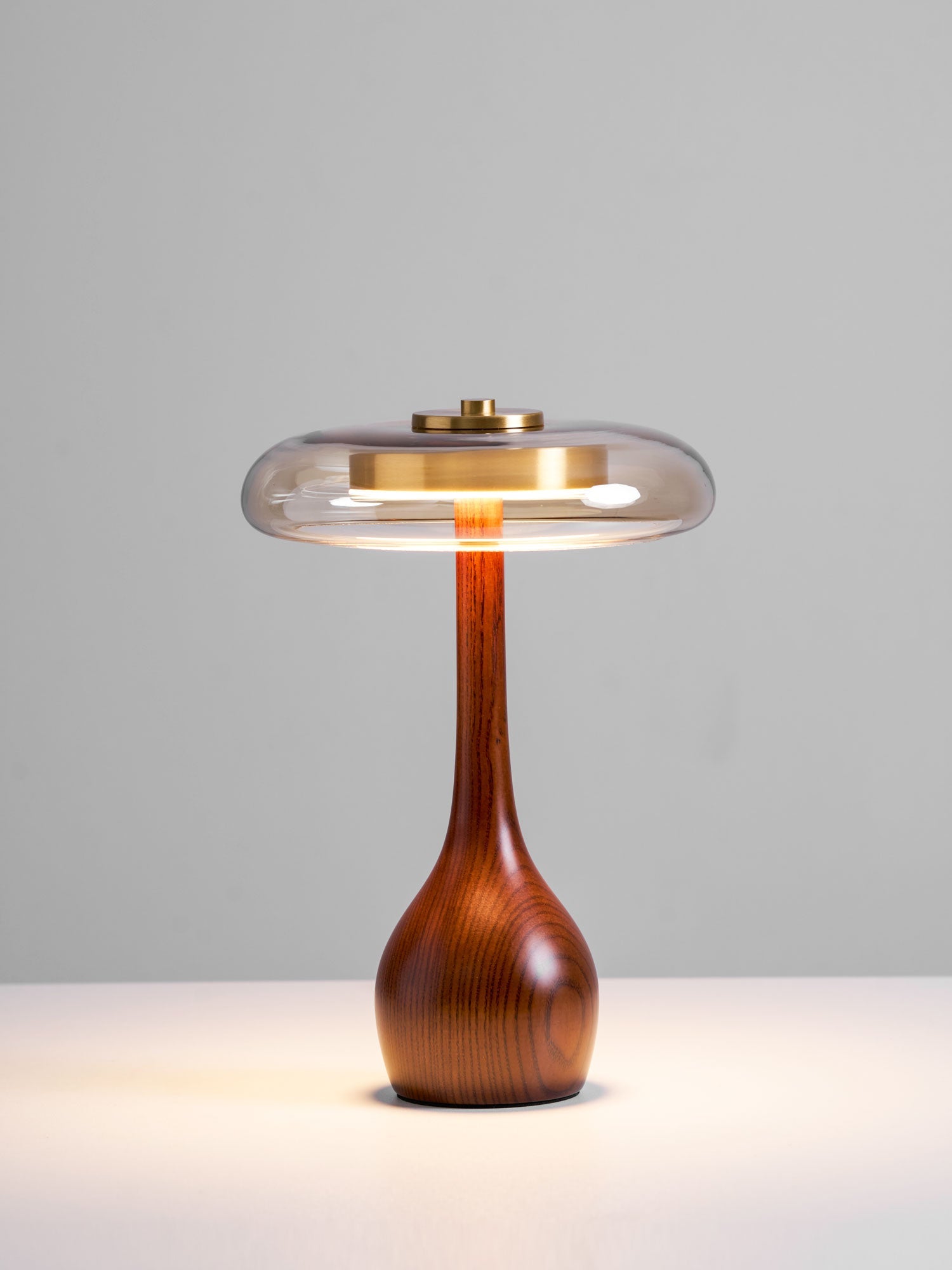 Tafellamp met Gebogen Houten Voet en Amberen Glazen Kap - Modern Scandinavisch Design - Warmwit Licht - Plug-in 150 cm Snoer - ø 8,7" - 2 Hoogtes | Sansoti