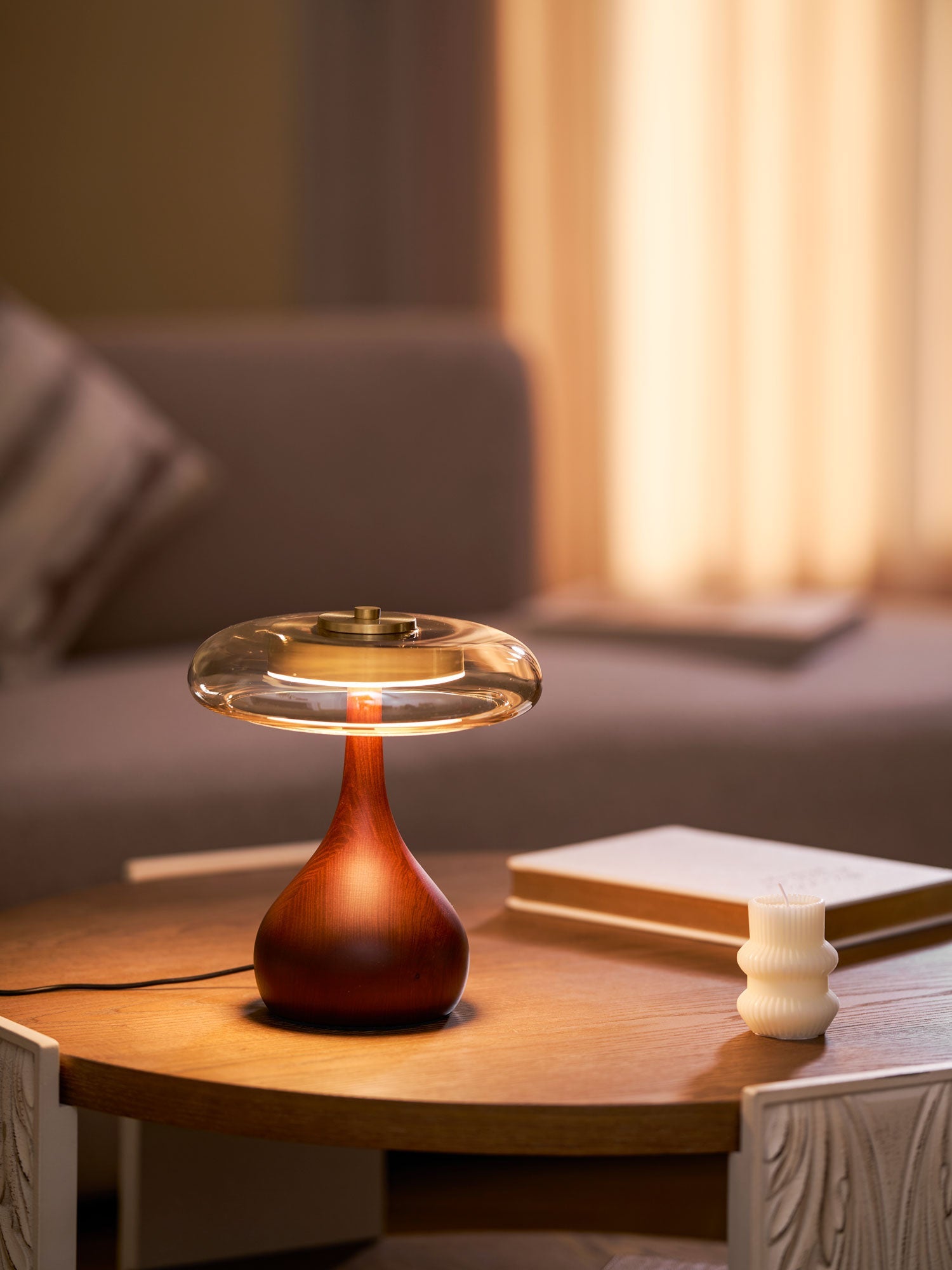 Tafellamp met Gebogen Houten Voet en Amberen Glazen Kap - Modern Scandinavisch Design - Warmwit Licht - Plug-in 150 cm Snoer - ø 8,7" - 2 Hoogtes | Sansoti