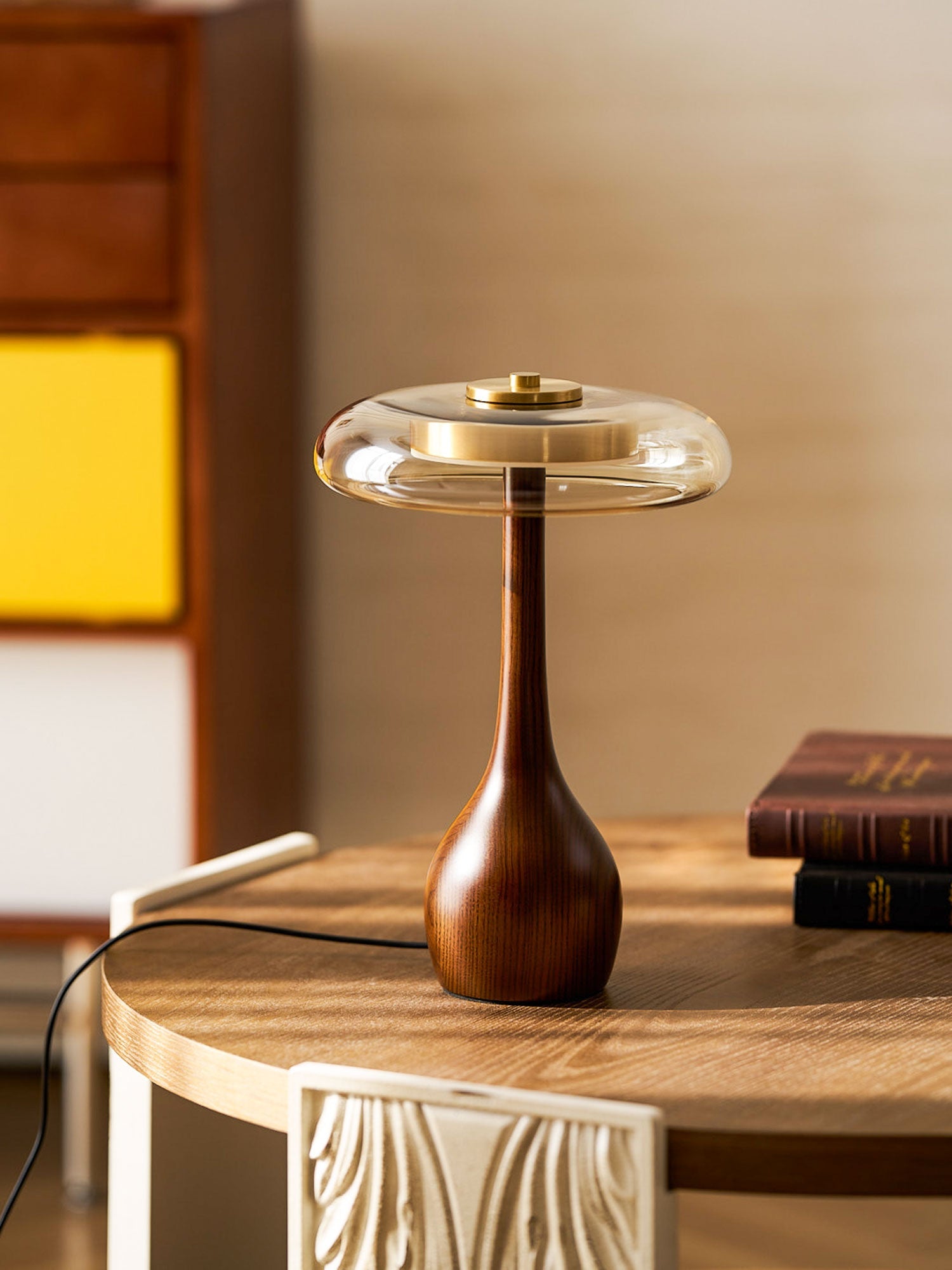 Tafellamp met Gebogen Houten Voet en Amberen Glazen Kap - Modern Scandinavisch Design - Warmwit Licht - Plug-in 150 cm Snoer - ø 8,7" - 2 Hoogtes | Sansoti