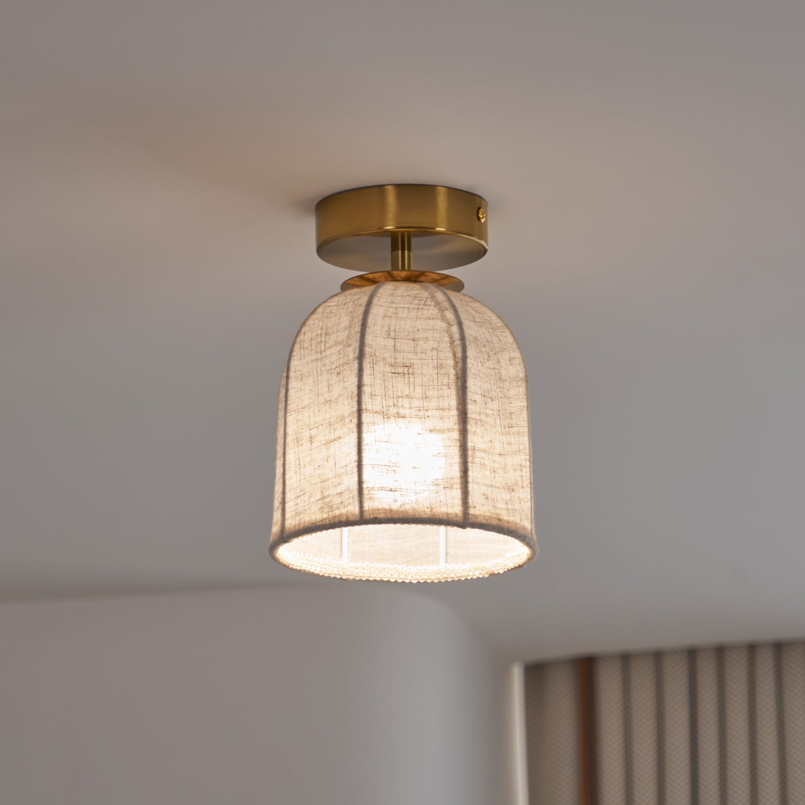 Linnen plafondlamp met gouden ijzeren frame rustiek design warm sfeerlicht voor slaapkamer woonkamer hal entree landelijk | Sansoti