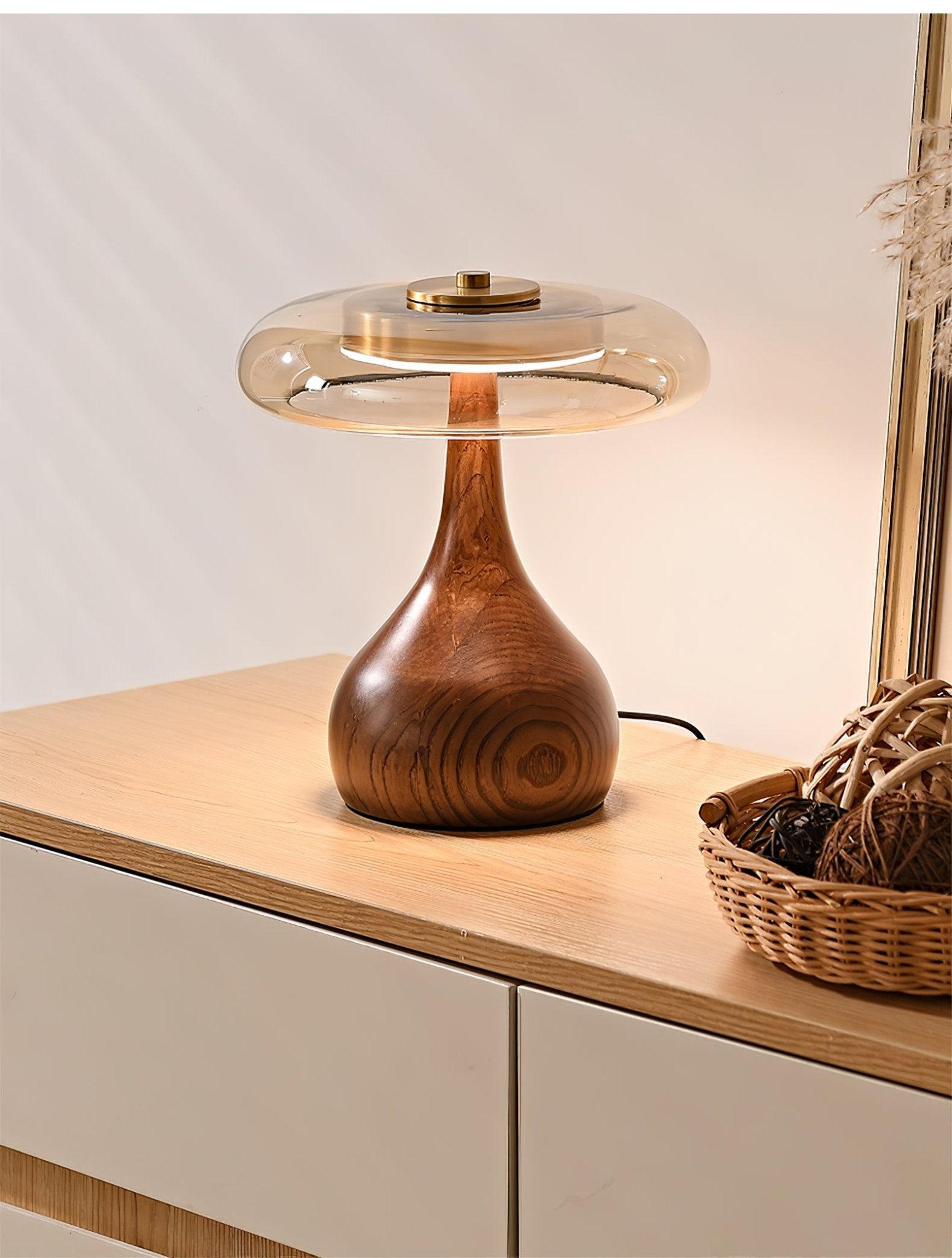Tafellamp met Gebogen Houten Voet en Amberen Glazen Kap - Modern Scandinavisch Design - Warmwit Licht - Plug-in 150 cm Snoer - ø 8,7" - 2 Hoogtes | Sansoti