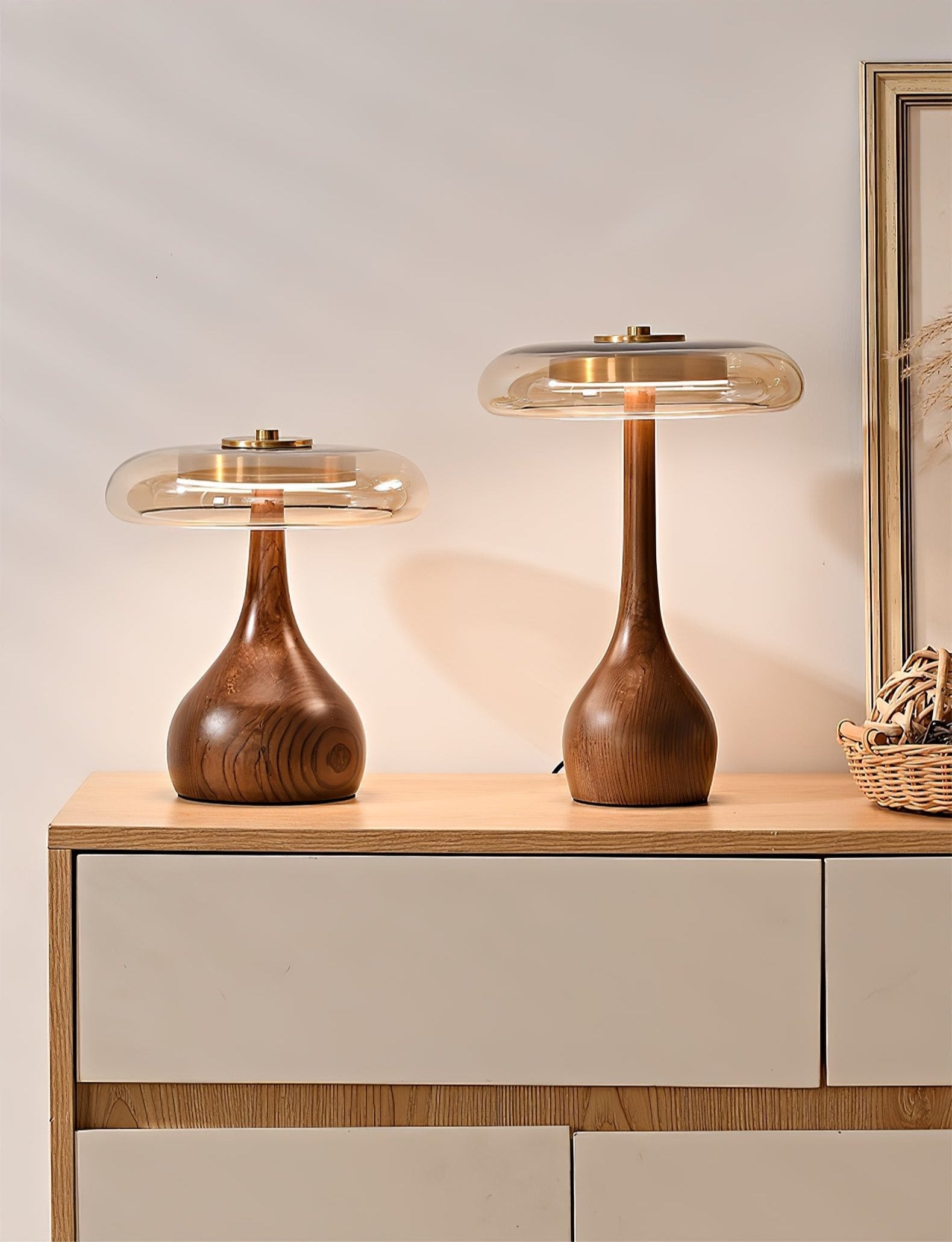 Tafellamp met Gebogen Houten Voet en Amberen Glazen Kap - Modern Scandinavisch Design - Warmwit Licht - Plug-in 150 cm Snoer - ø 8,7" - 2 Hoogtes | Sansoti