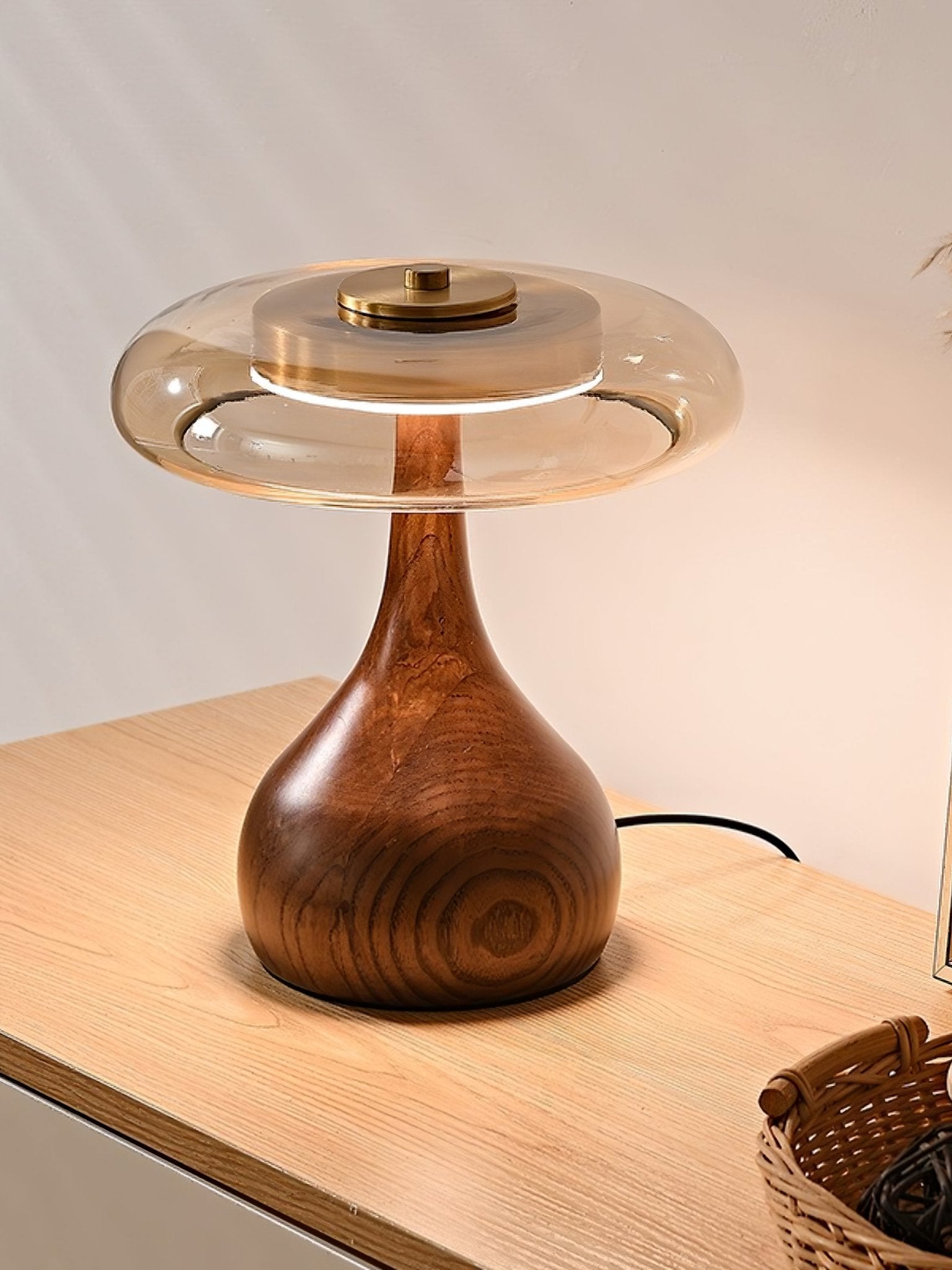 Tafellamp met Gebogen Houten Voet en Amberen Glazen Kap - Modern Scandinavisch Design - Warmwit Licht - Plug-in 150 cm Snoer - ø 8,7" - 2 Hoogtes | Sansoti