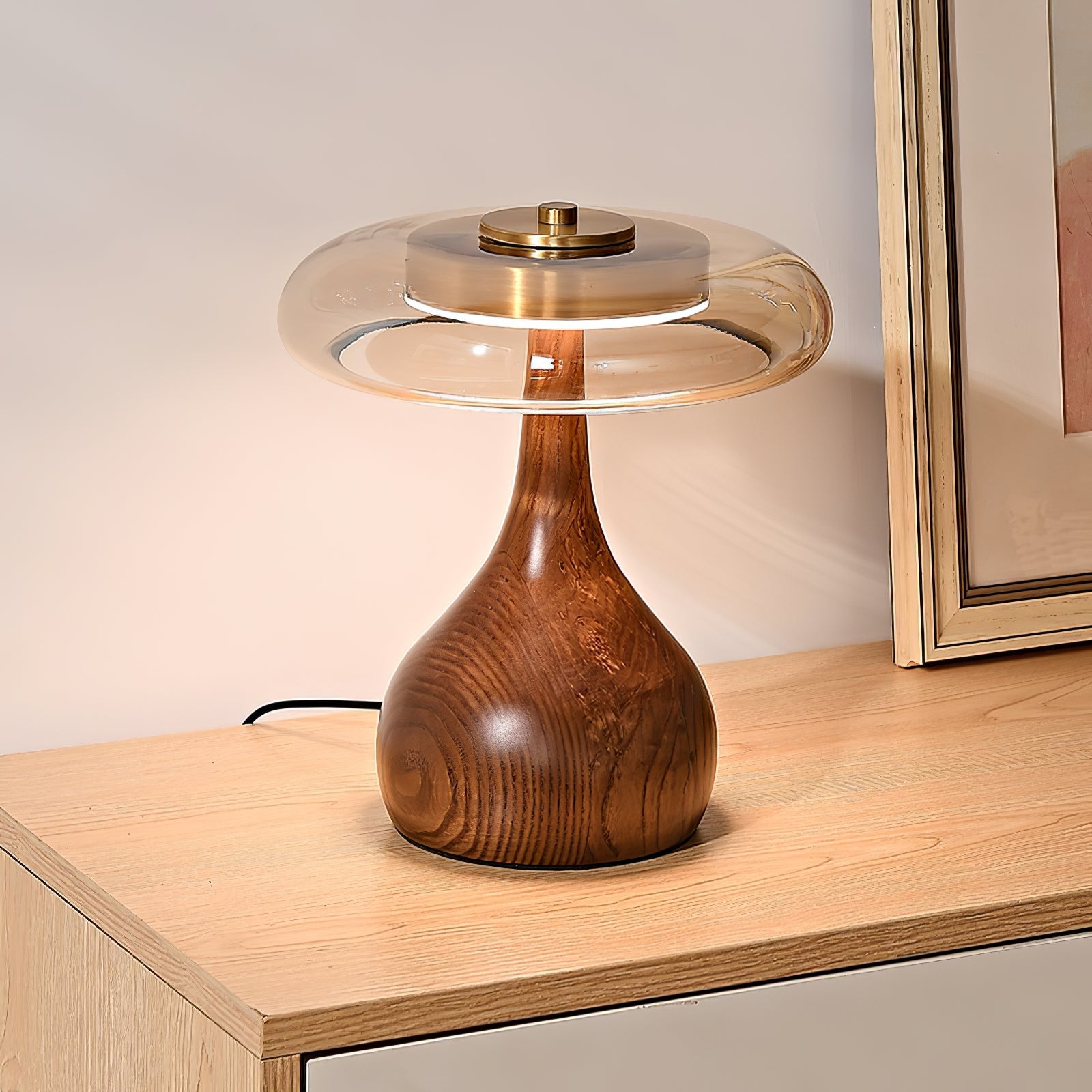 Tafellamp met Gebogen Houten Voet en Amberen Glazen Kap - Modern Scandinavisch Design - Warmwit Licht - Plug-in 150 cm Snoer - ø 8,7" - 2 Hoogtes | Sansoti