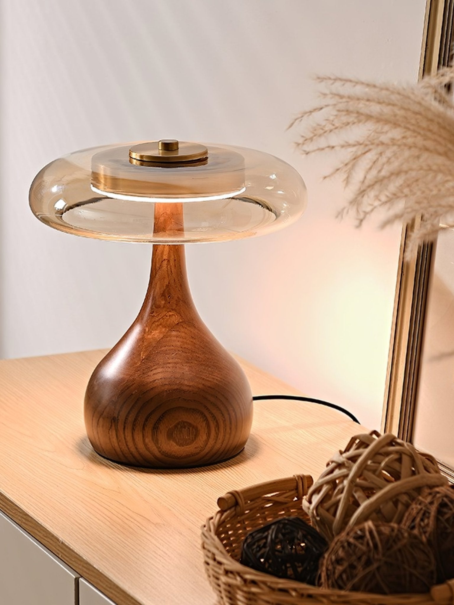 Tafellamp met Gebogen Houten Voet en Amberen Glazen Kap - Modern Scandinavisch Design - Warmwit Licht - Plug-in 150 cm Snoer - ø 8,7" - 2 Hoogtes | Sansoti