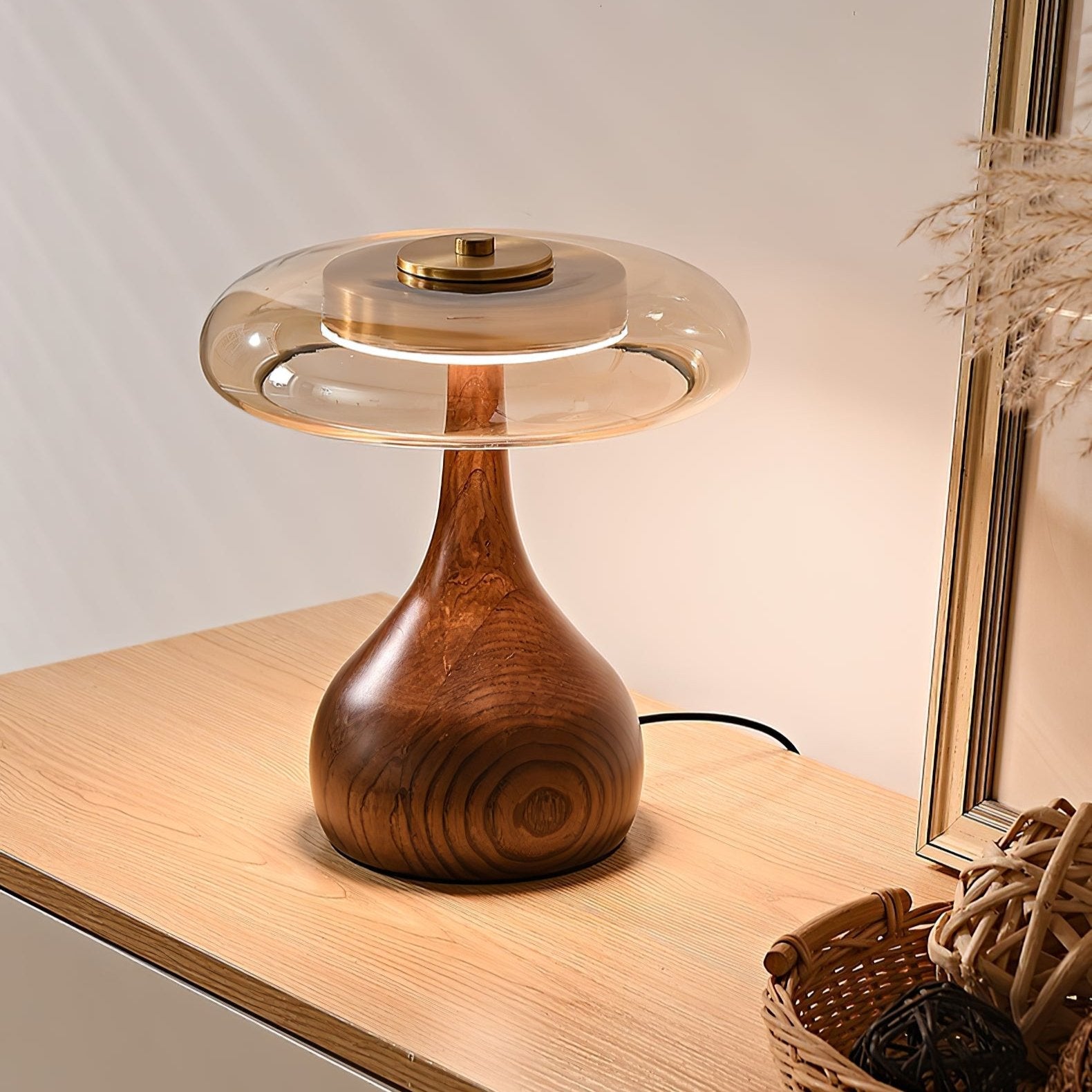 Tafellamp met Gebogen Houten Voet en Amberen Glazen Kap - Modern Scandinavisch Design - Warmwit Licht - Plug-in 150 cm Snoer - ø 8,7" - 2 Hoogtes | Sansoti