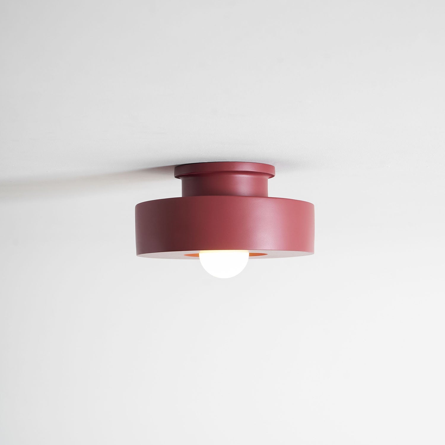 Plafondlamp Simon met Gestapelde Cilindervormen Hars Beschikbaar in Rood Groen Zwart E26 E27 Fitting Ø30×15cm Minimalistisch Design Geometrisch Sculptuur Verlichtingselement | Sansoti