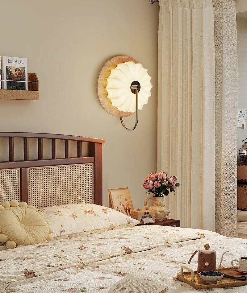 Moderne Bloemvormige Wandlamp Met Geplooide Kap En Geïntegreerde LED Verlichting | Sansoti