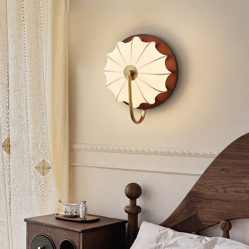 Moderne Bloemvormige Wandlamp Met Geplooide Kap En Geïntegreerde LED Verlichting | Sansoti