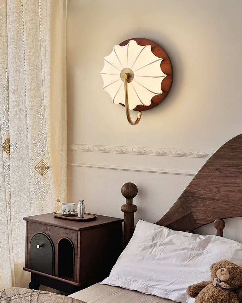 Moderne Bloemvormige Wandlamp Met Geplooide Kap En Geïntegreerde LED Verlichting | Sansoti