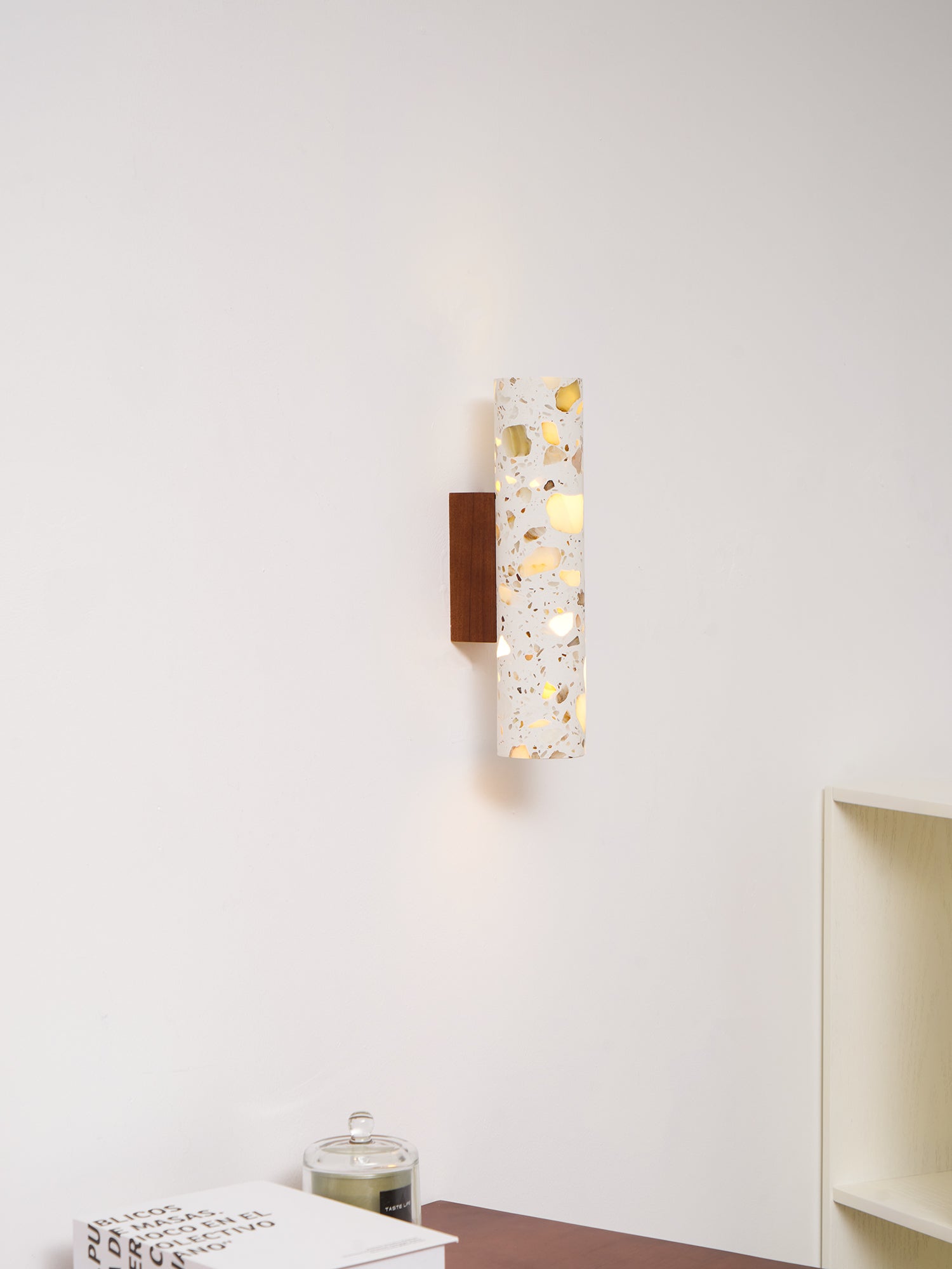 Wandlamp Terrazzo Cilinder – Walnoot Houten Basis – Handgemaakt Natuursteen – Retro Kolom Design – Warm Licht G9 – Woonkamer Slaapkamer Gang | Sansoti