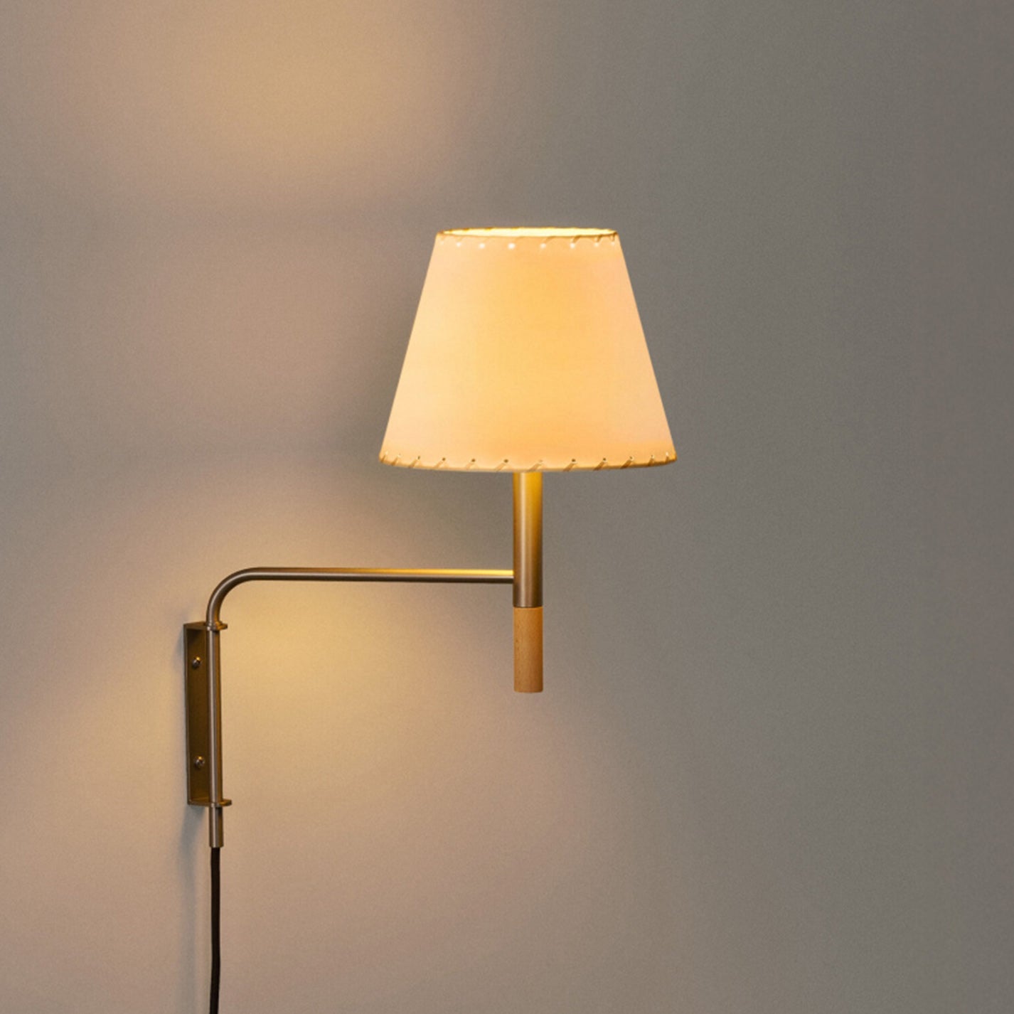 Verstelbare Wandlamp met Zwenkarm – Moderne Design Leeslamp met Handgebreide Perkament of Geplisseerde Kap | Sansoti