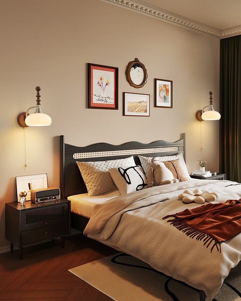 Vintage Wandleuchte mit Zugschalter, Wandplatte aus Walnussholz und Opalglasschirm | Restfield