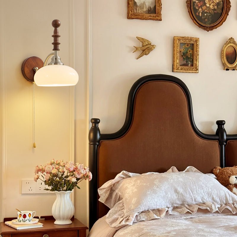 Vintage Wandleuchte mit Zugschalter, Wandplatte aus Walnussholz und Opalglasschirm | Restfield