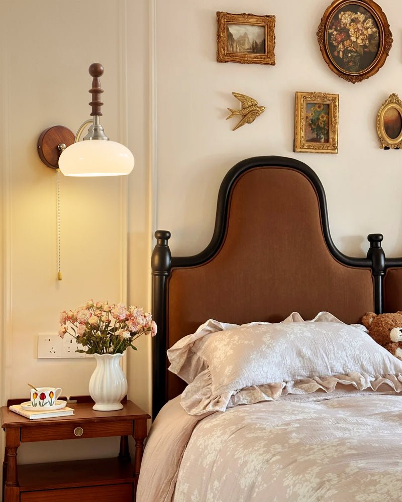 Vintage Wandleuchte mit Zugschalter, Wandplatte aus Walnussholz und Opalglasschirm | Restfield