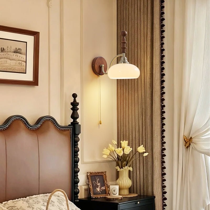 Vintage Wandleuchte mit Zugschalter, Wandplatte aus Walnussholz und Opalglasschirm | Restfield