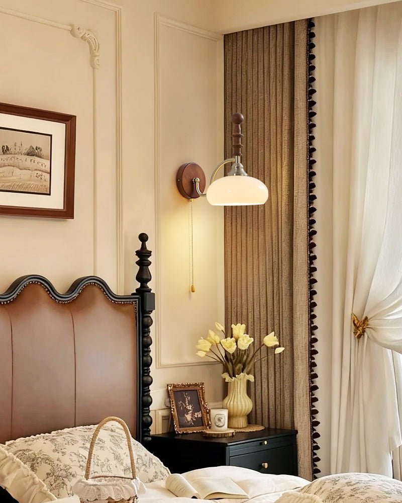 Vintage Wandleuchte mit Zugschalter, Wandplatte aus Walnussholz und Opalglasschirm | Restfield