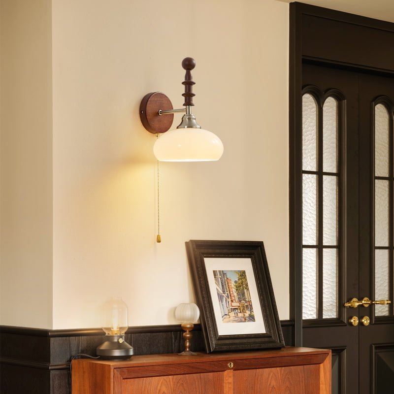 Vintage Wandleuchte mit Zugschalter, Wandplatte aus Walnussholz und Opalglasschirm | Restfield