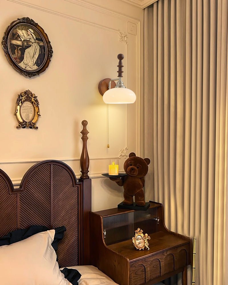 Vintage Wandleuchte mit Zugschalter, Wandplatte aus Walnussholz und Opalglasschirm | Restfield