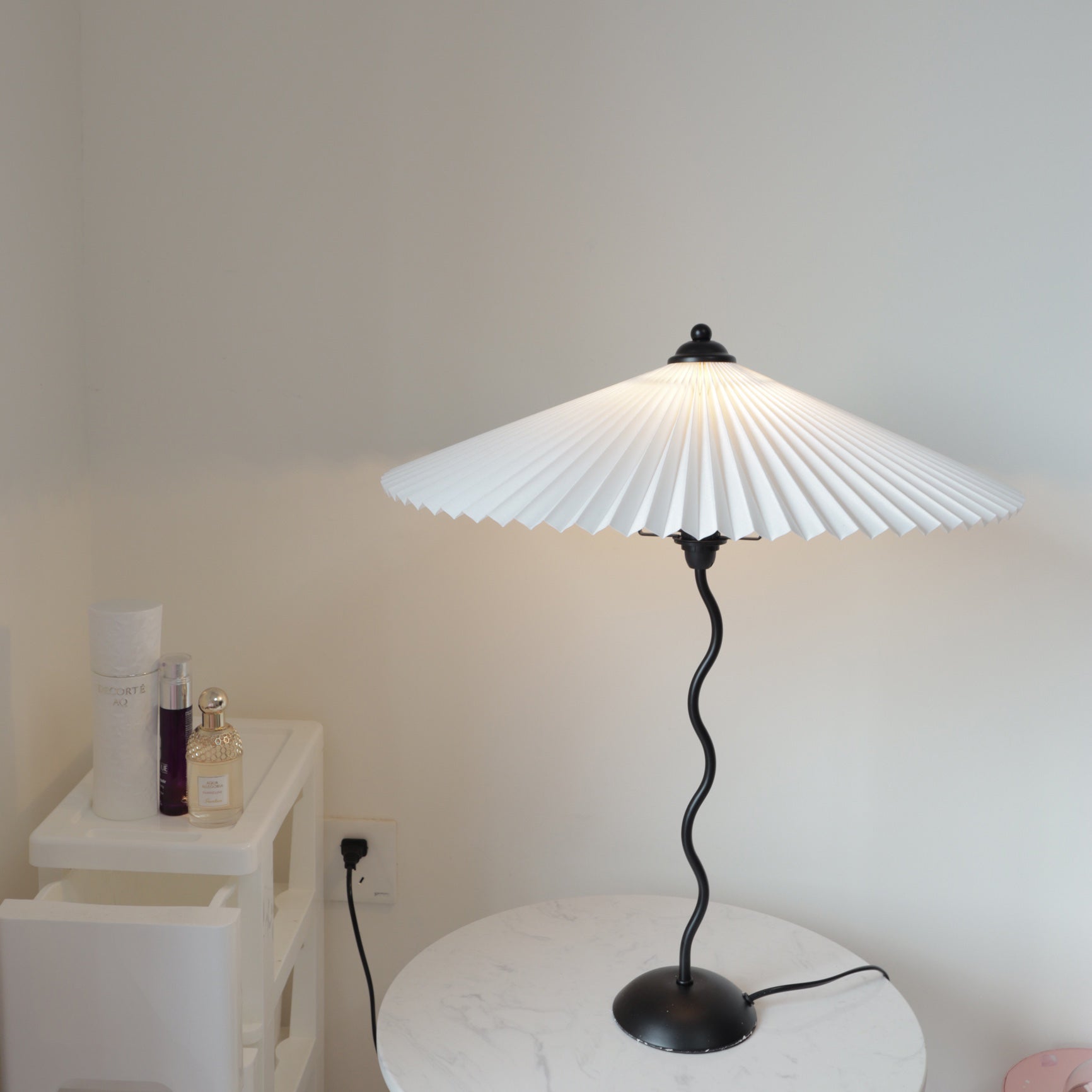 Tafellamp met Golvende Voet en Geplooide Kap – Scandinavisch Accent voor Woonkamer, Gang of Slaapkamer | Zwarte Basis met Beige, Witte, Donkergroene of Zwarte Stoffen Kap | E14 Fitting | Dimbaar met Drukknop | Sansoti