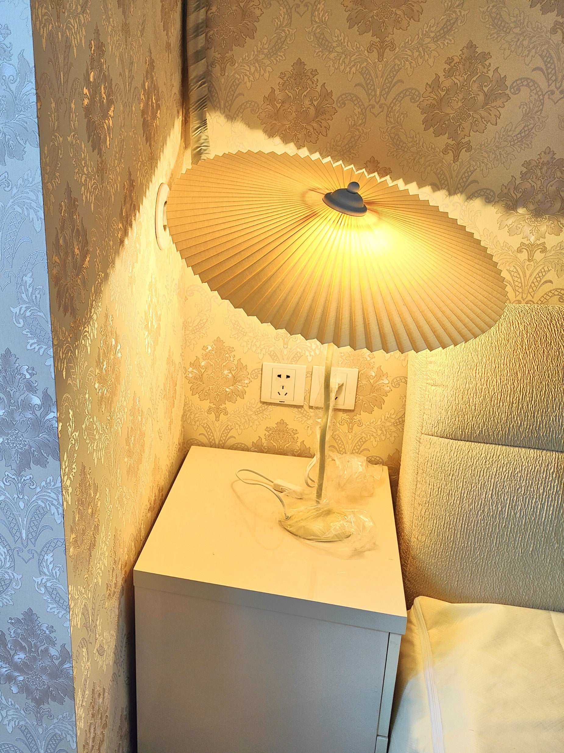 Tafellamp met Golvende Voet en Geplooide Kap – Scandinavisch Accent voor Woonkamer, Gang of Slaapkamer | Zwarte Basis met Beige, Witte, Donkergroene of Zwarte Stoffen Kap | E14 Fitting | Dimbaar met Drukknop | Sansoti
