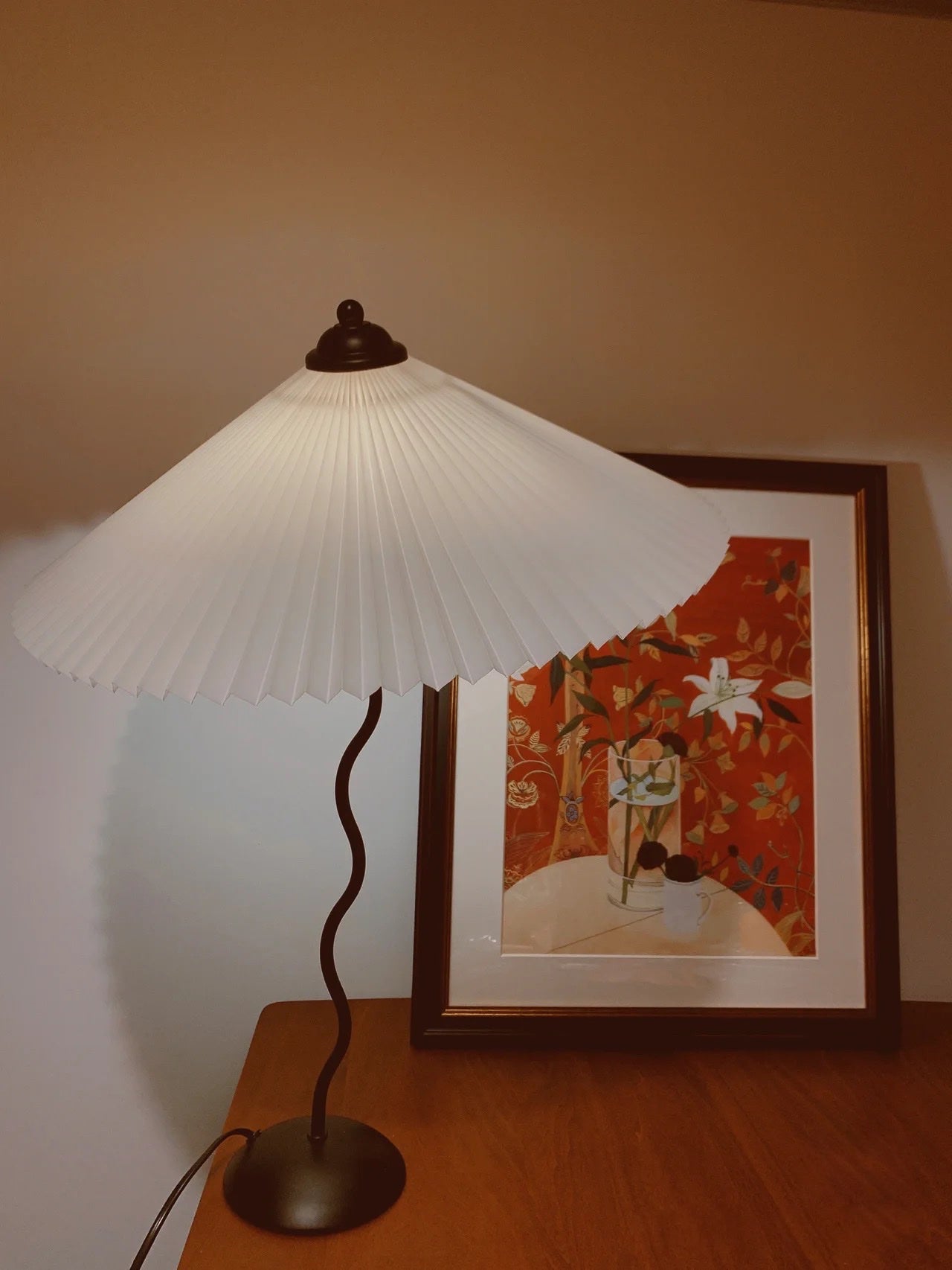 Tafellamp met Golvende Voet en Geplooide Kap – Scandinavisch Accent voor Woonkamer, Gang of Slaapkamer | Zwarte Basis met Beige, Witte, Donkergroene of Zwarte Stoffen Kap | E14 Fitting | Dimbaar met Drukknop | Sansoti