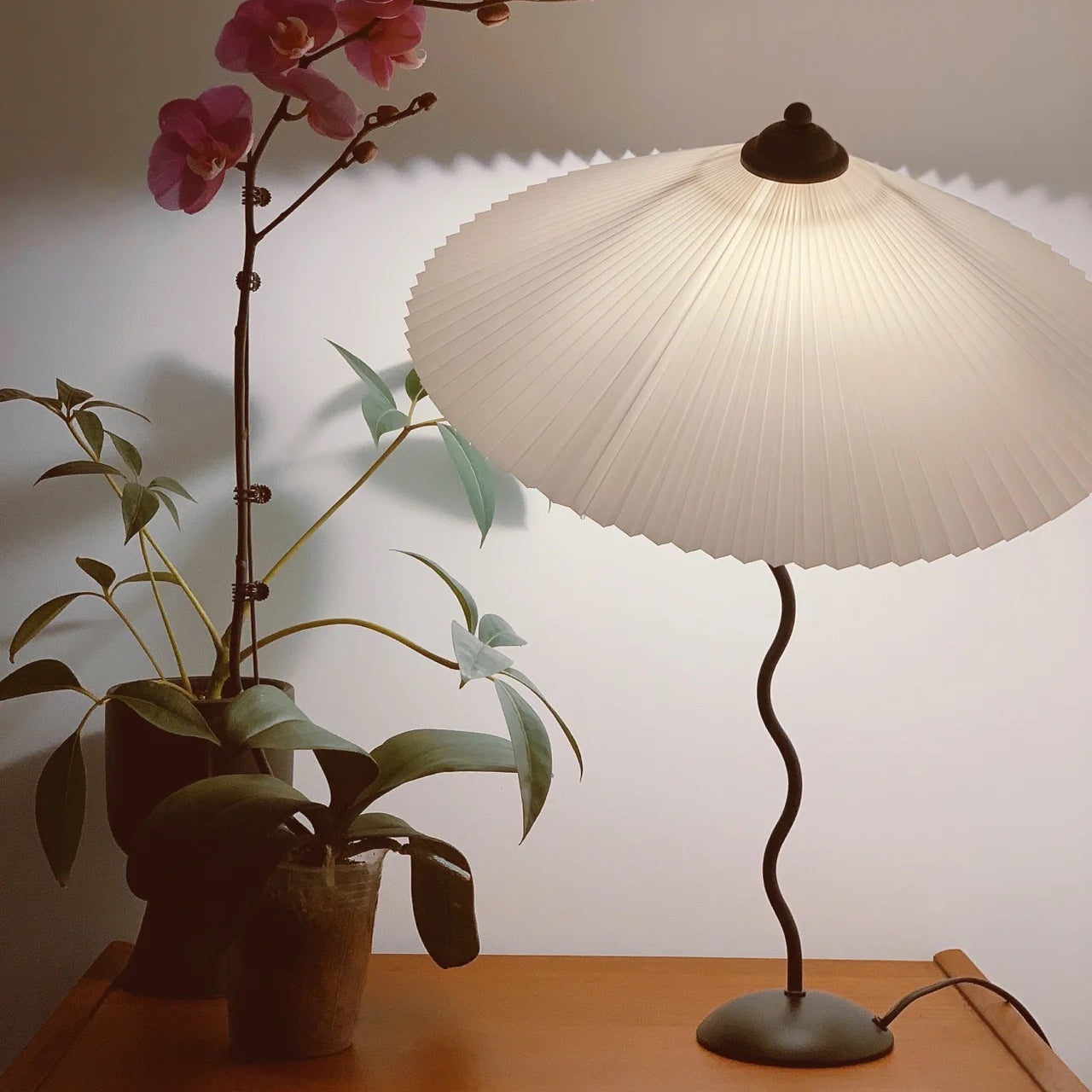 Tafellamp met Golvende Voet en Geplooide Kap – Scandinavisch Accent voor Woonkamer, Gang of Slaapkamer | Zwarte Basis met Beige, Witte, Donkergroene of Zwarte Stoffen Kap | E14 Fitting | Dimbaar met Drukknop | Sansoti