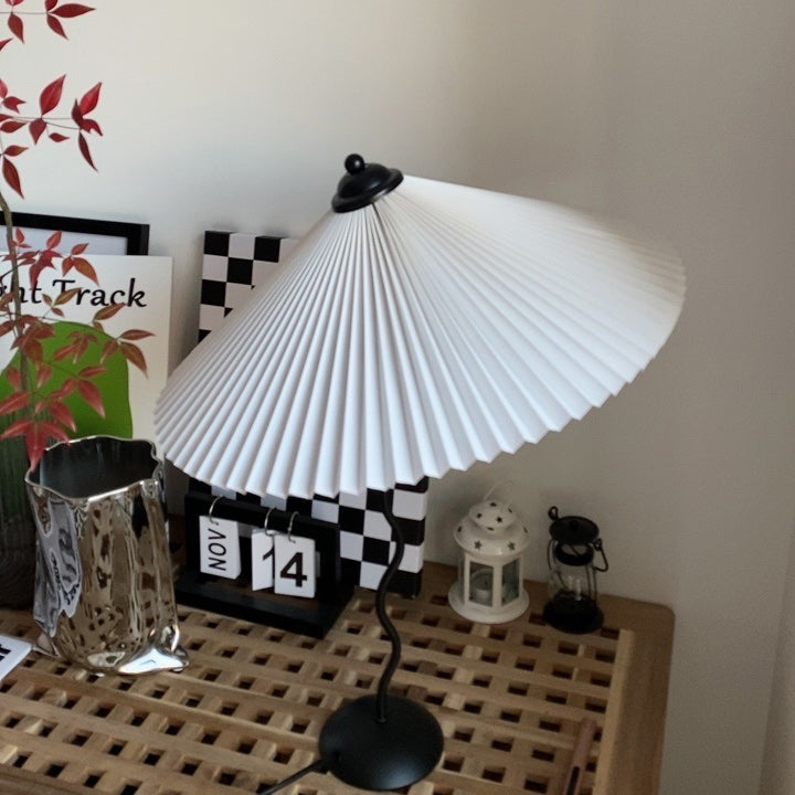 Tafellamp met Golvende Voet en Geplooide Kap – Scandinavisch Accent voor Woonkamer, Gang of Slaapkamer | Zwarte Basis met Beige, Witte, Donkergroene of Zwarte Stoffen Kap | E14 Fitting | Dimbaar met Drukknop | Sansoti