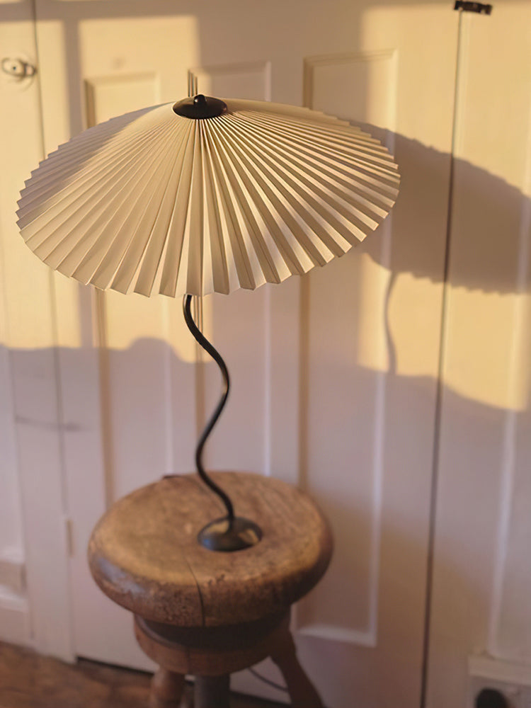Tafellamp met Golvende Voet en Geplooide Kap – Scandinavisch Accent voor Woonkamer, Gang of Slaapkamer | Zwarte Basis met Beige, Witte, Donkergroene of Zwarte Stoffen Kap | E14 Fitting | Dimbaar met Drukknop | Sansoti