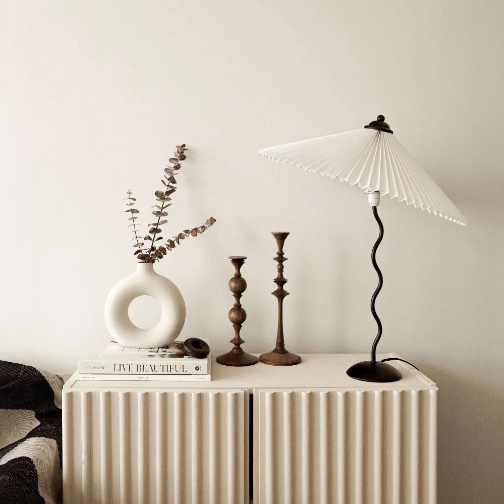 Tafellamp met Golvende Voet en Geplooide Kap – Scandinavisch Accent voor Woonkamer, Gang of Slaapkamer | Zwarte Basis met Beige, Witte, Donkergroene of Zwarte Stoffen Kap | E14 Fitting | Dimbaar met Drukknop | Sansoti