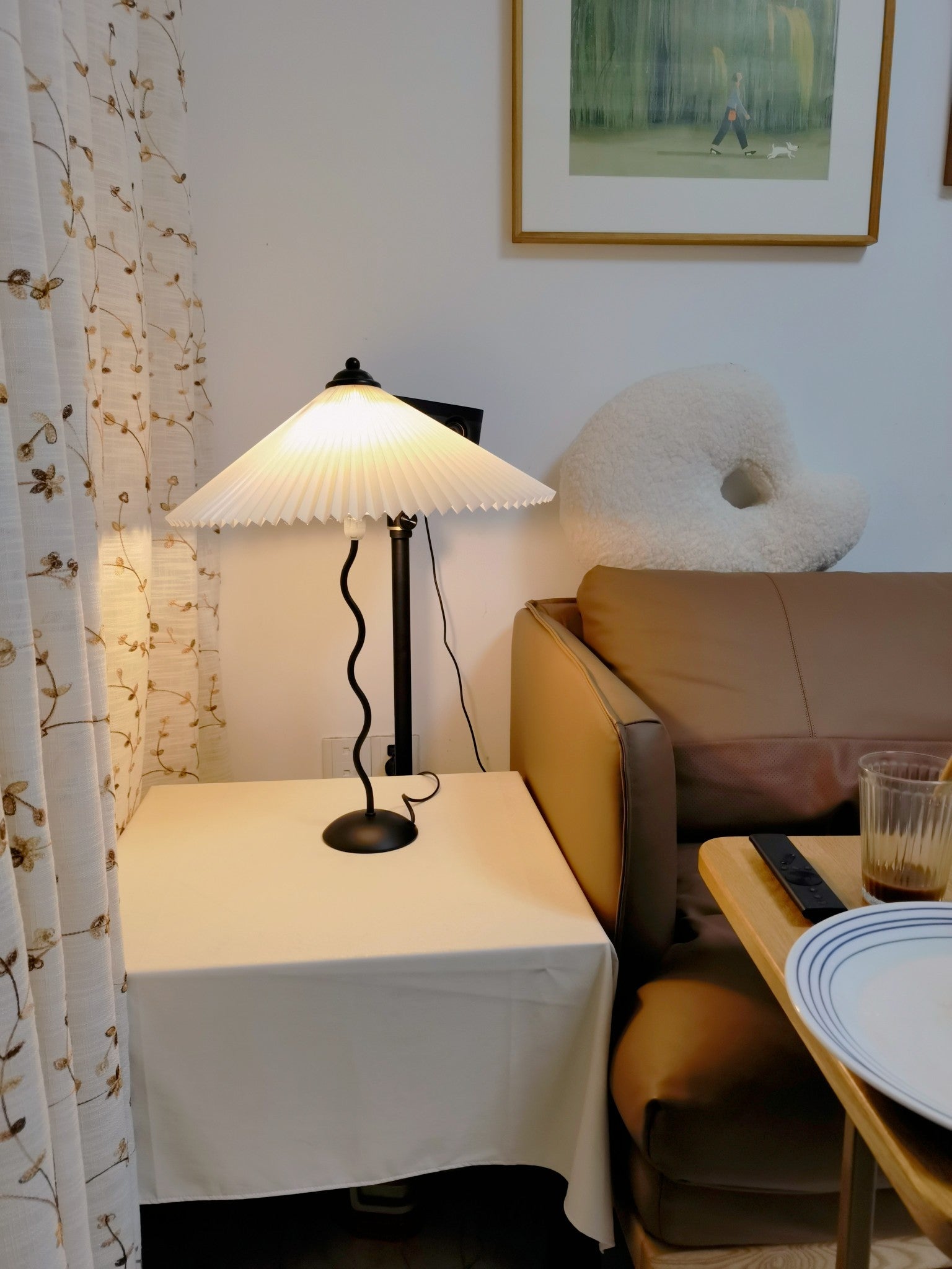 Tafellamp met Golvende Voet en Geplooide Kap – Scandinavisch Accent voor Woonkamer, Gang of Slaapkamer | Zwarte Basis met Beige, Witte, Donkergroene of Zwarte Stoffen Kap | E14 Fitting | Dimbaar met Drukknop | Sansoti