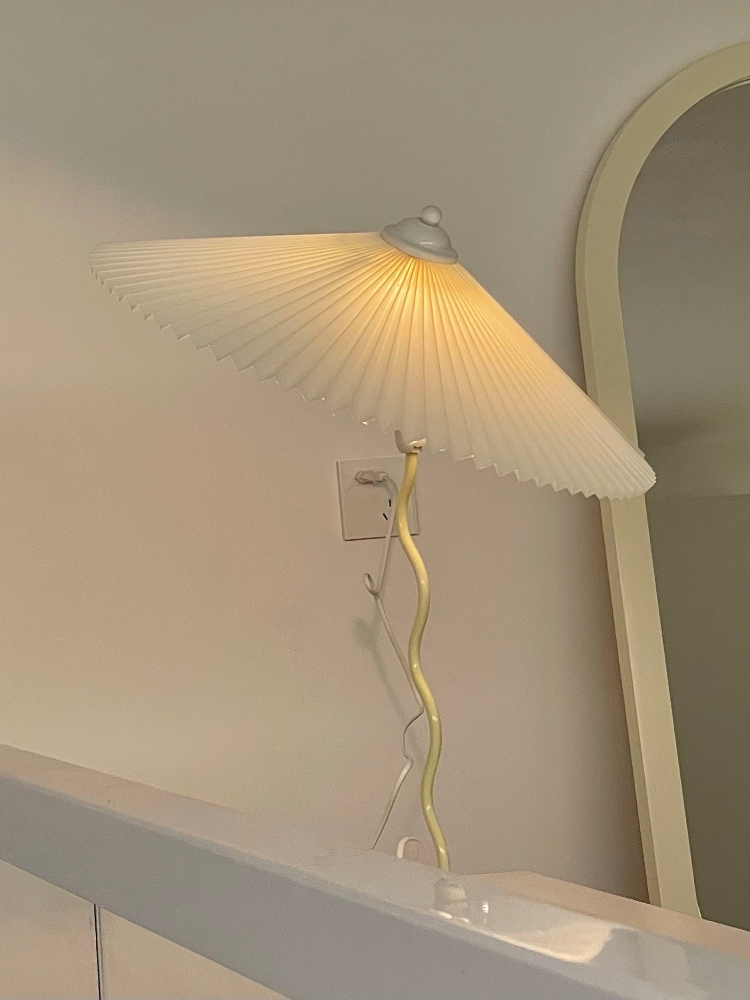 Tafellamp met Golvende Voet en Geplooide Kap – Scandinavisch Accent voor Woonkamer, Gang of Slaapkamer | Zwarte Basis met Beige, Witte, Donkergroene of Zwarte Stoffen Kap | E14 Fitting | Dimbaar met Drukknop | Sansoti