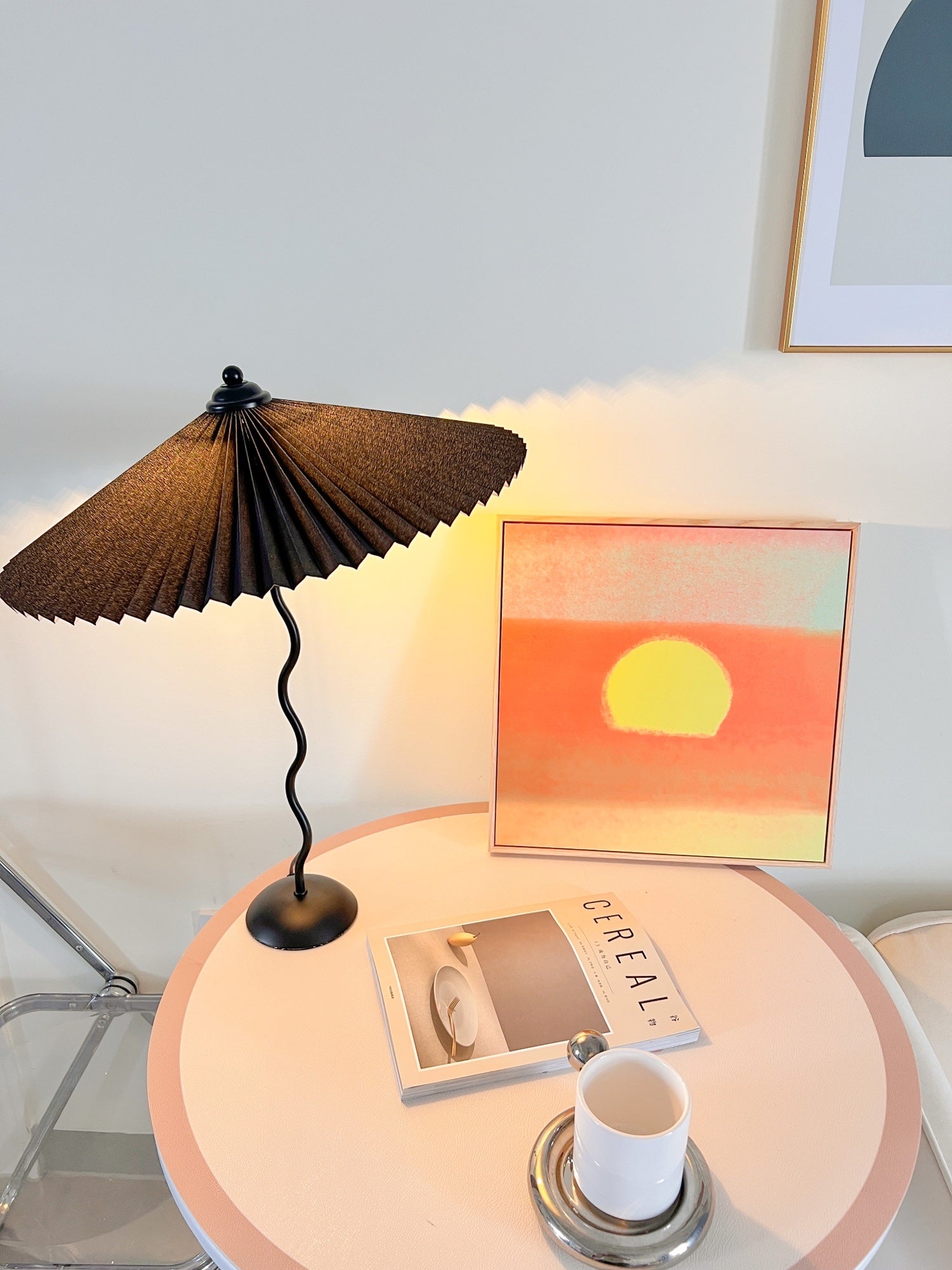 Tafellamp met Golvende Voet en Geplooide Kap – Scandinavisch Accent voor Woonkamer, Gang of Slaapkamer | Zwarte Basis met Beige, Witte, Donkergroene of Zwarte Stoffen Kap | E14 Fitting | Dimbaar met Drukknop | Sansoti