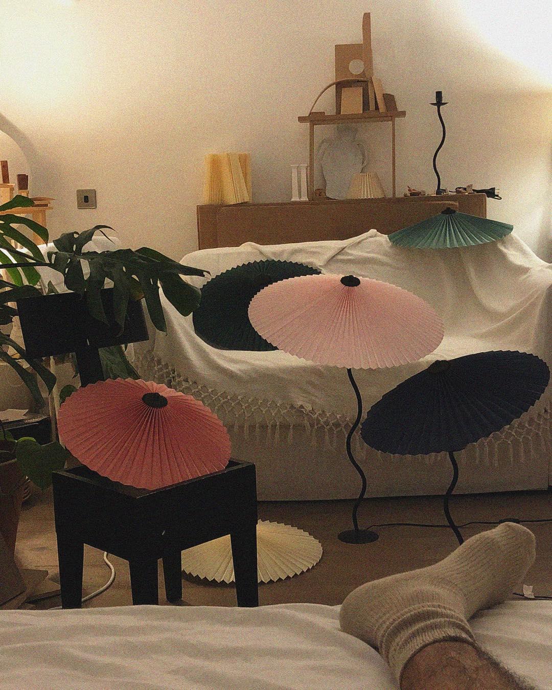 Tafellamp met Golvende Voet en Geplooide Kap – Scandinavisch Accent voor Woonkamer, Gang of Slaapkamer | Zwarte Basis met Beige, Witte, Donkergroene of Zwarte Stoffen Kap | E14 Fitting | Dimbaar met Drukknop | Sansoti