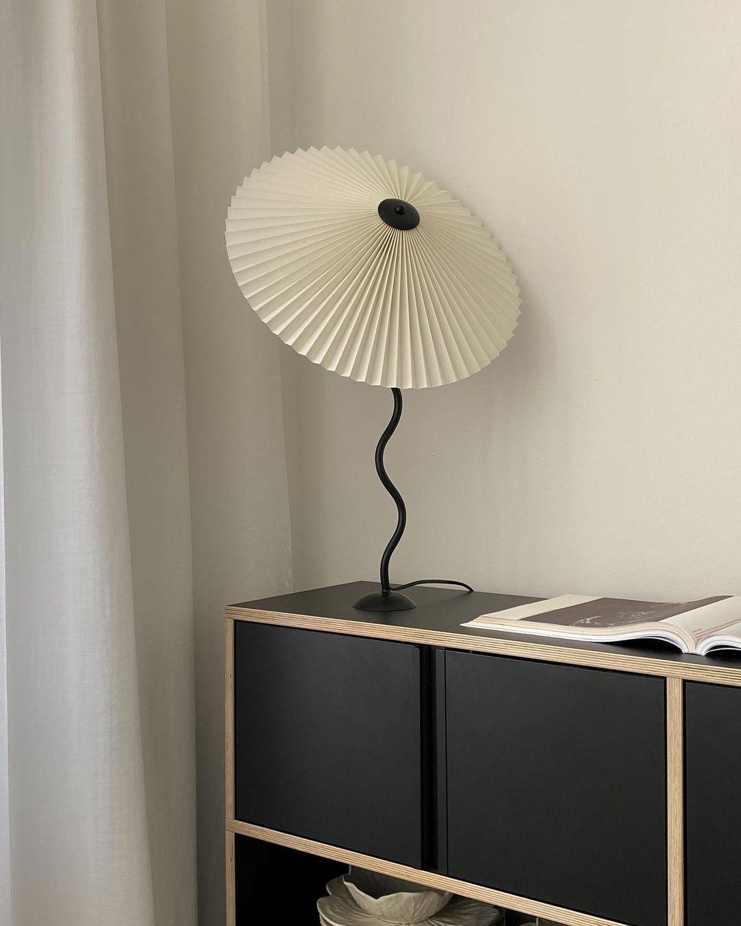 Tafellamp met Golvende Voet en Geplooide Kap – Scandinavisch Accent voor Woonkamer, Gang of Slaapkamer | Zwarte Basis met Beige, Witte, Donkergroene of Zwarte Stoffen Kap | E14 Fitting | Dimbaar met Drukknop | Sansoti