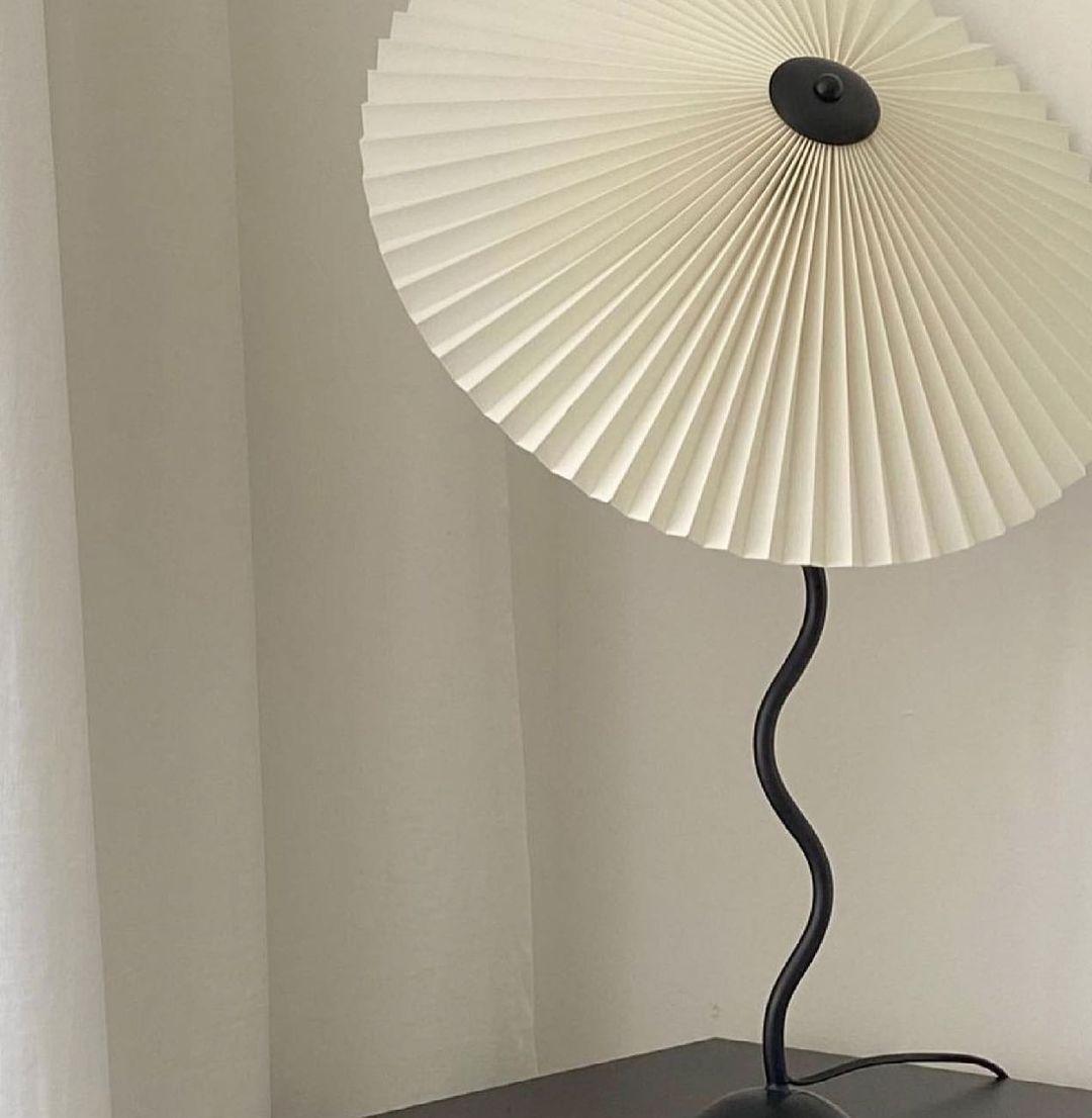 Tafellamp met Golvende Voet en Geplooide Kap – Scandinavisch Accent voor Woonkamer, Gang of Slaapkamer | Zwarte Basis met Beige, Witte, Donkergroene of Zwarte Stoffen Kap | E14 Fitting | Dimbaar met Drukknop | Sansoti