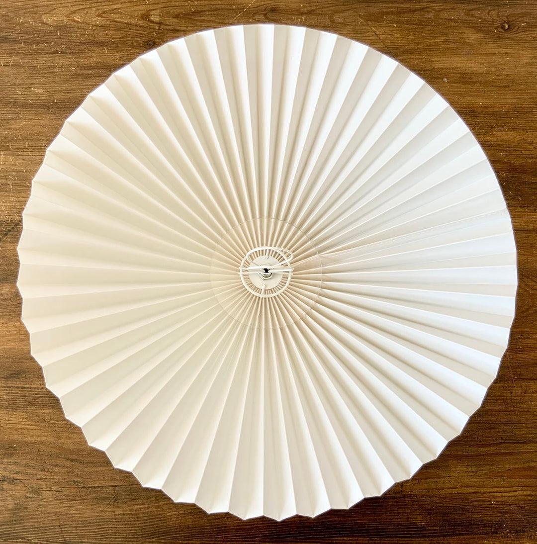Tafellamp met Golvende Voet en Geplooide Kap – Scandinavisch Accent voor Woonkamer, Gang of Slaapkamer | Zwarte Basis met Beige, Witte, Donkergroene of Zwarte Stoffen Kap | E14 Fitting | Dimbaar met Drukknop | Sansoti