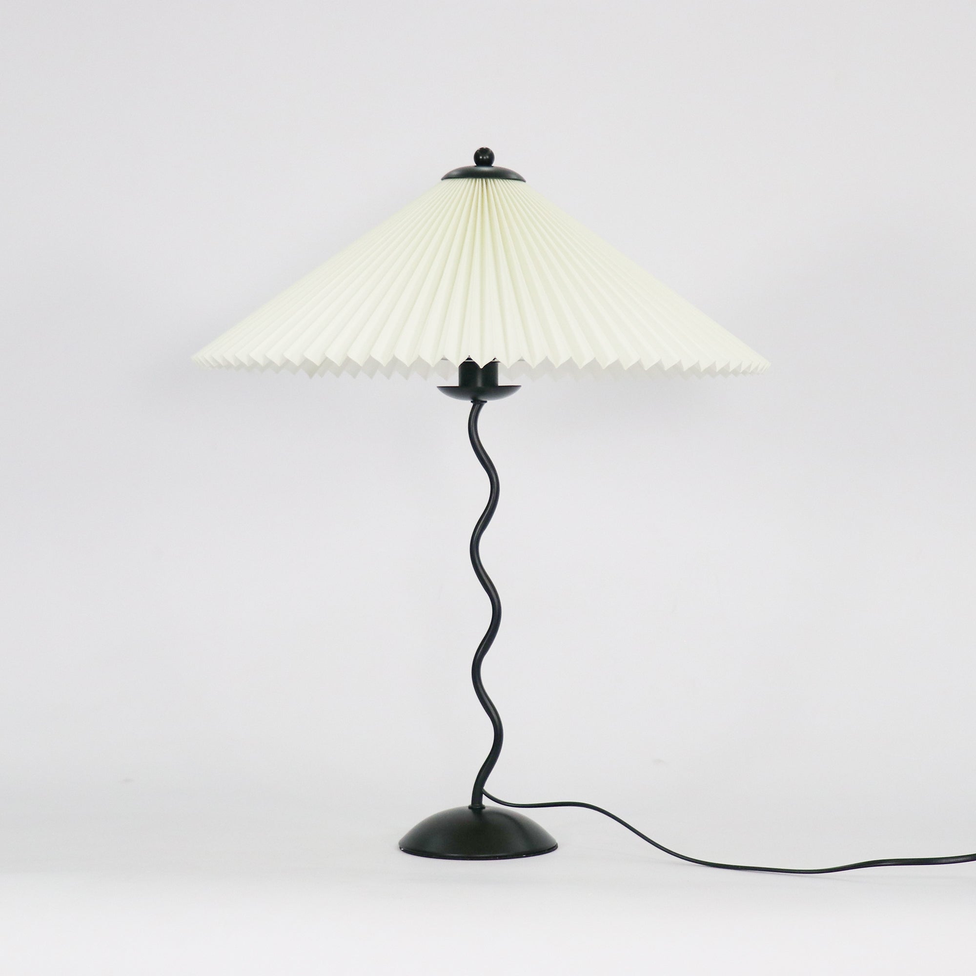 Tafellamp met Golvende Voet en Geplooide Kap – Scandinavisch Accent voor Woonkamer, Gang of Slaapkamer | Zwarte Basis met Beige, Witte, Donkergroene of Zwarte Stoffen Kap | E14 Fitting | Dimbaar met Drukknop | Sansoti