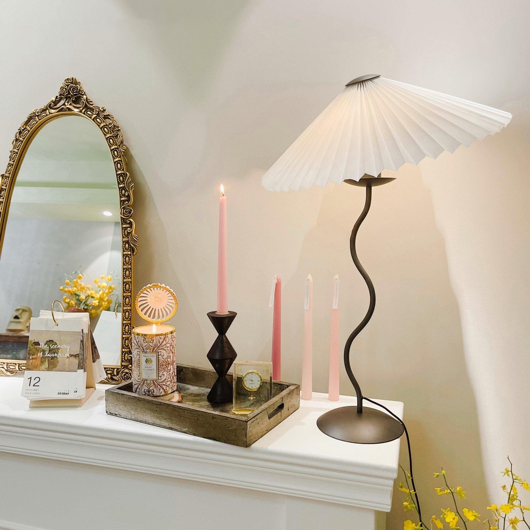 Tafellamp met Golvende Voet en Geplooide Kap – Scandinavisch Accent voor Woonkamer, Gang of Slaapkamer | Zwarte Basis met Beige, Witte, Donkergroene of Zwarte Stoffen Kap | E14 Fitting | Dimbaar met Drukknop | Sansoti