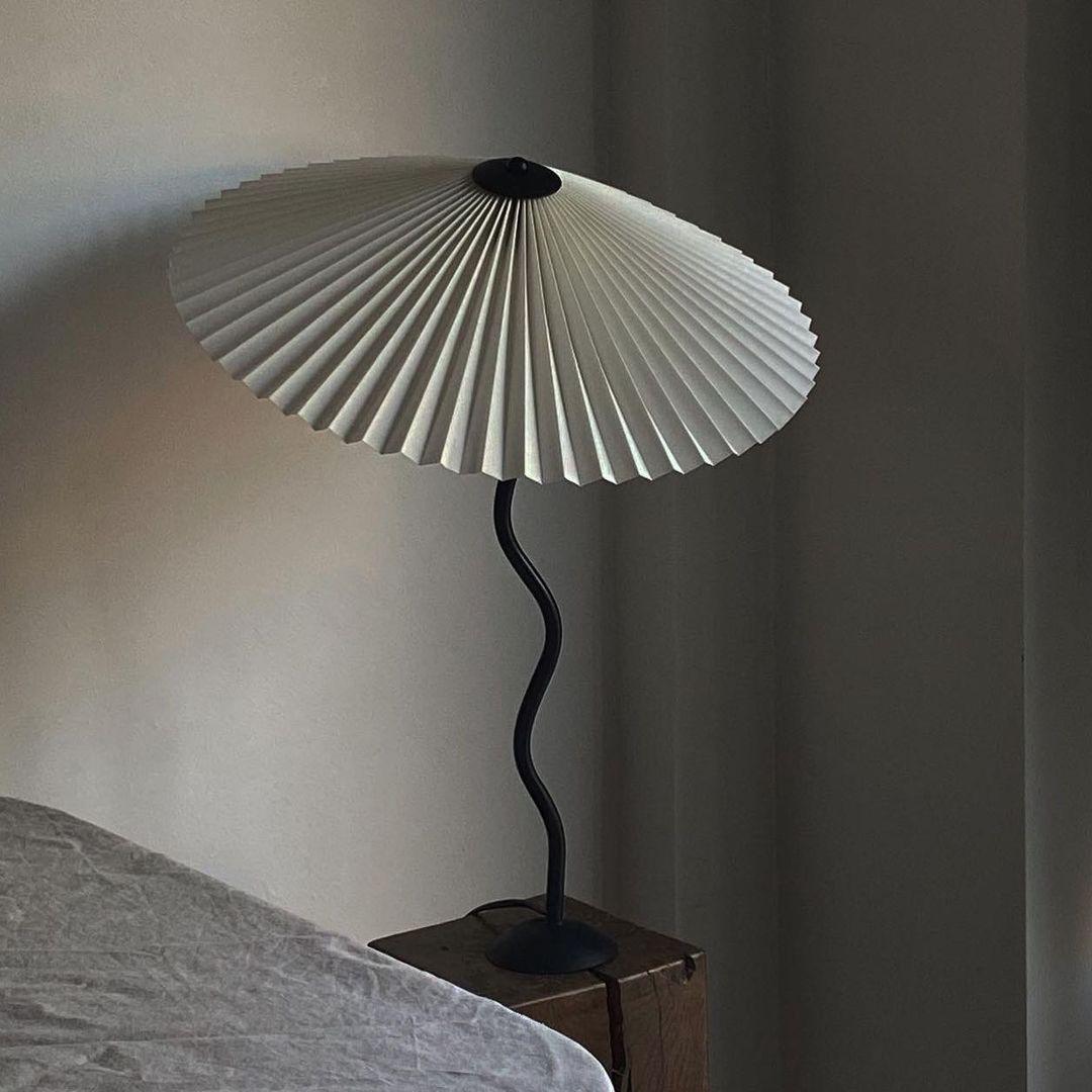 Tafellamp met Golvende Voet en Geplooide Kap – Scandinavisch Accent voor Woonkamer, Gang of Slaapkamer | Zwarte Basis met Beige, Witte, Donkergroene of Zwarte Stoffen Kap | E14 Fitting | Dimbaar met Drukknop | Sansoti