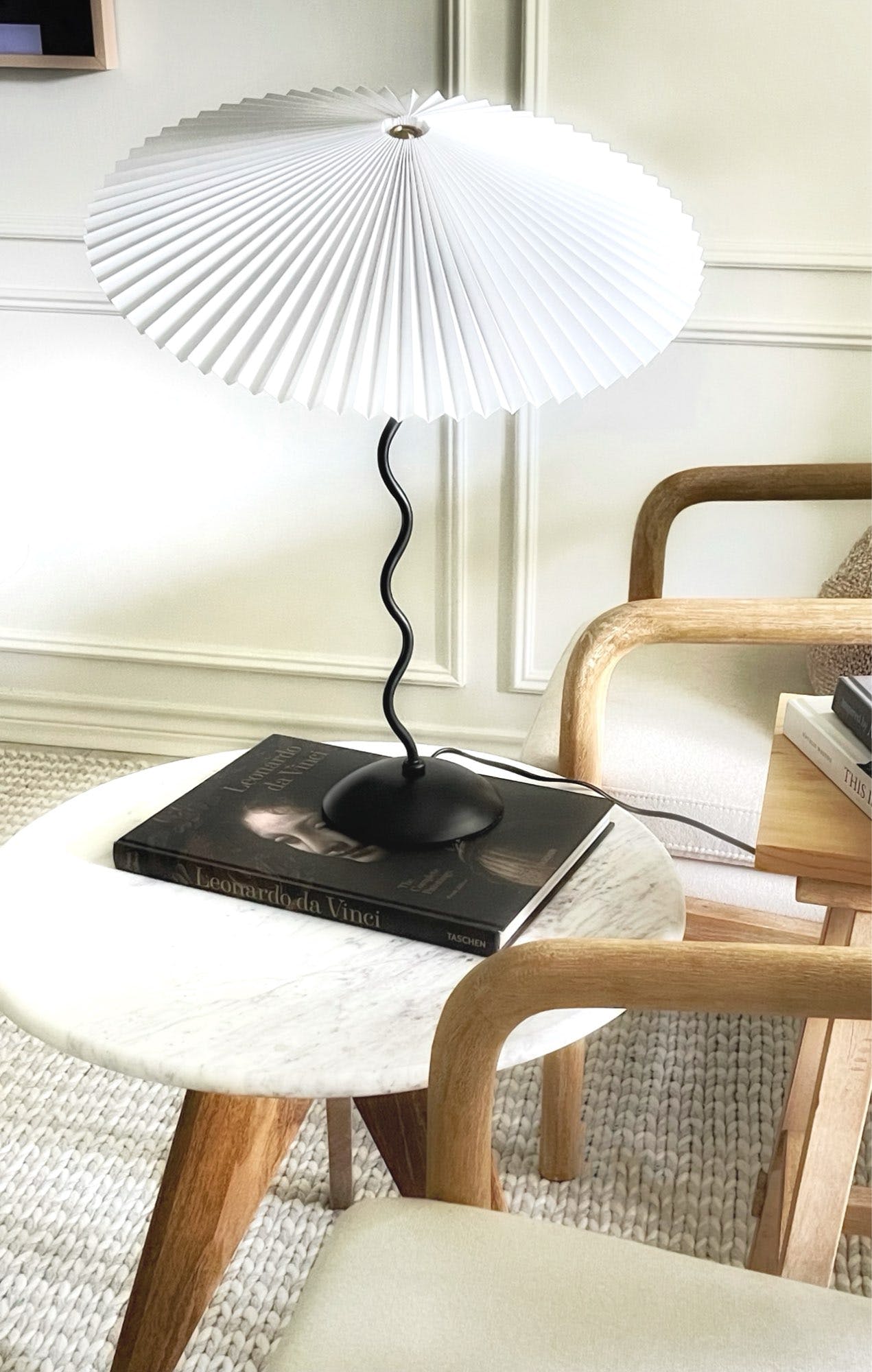 Tafellamp met Golvende Voet en Geplooide Kap – Scandinavisch Accent voor Woonkamer, Gang of Slaapkamer | Zwarte Basis met Beige, Witte, Donkergroene of Zwarte Stoffen Kap | E14 Fitting | Dimbaar met Drukknop | Sansoti