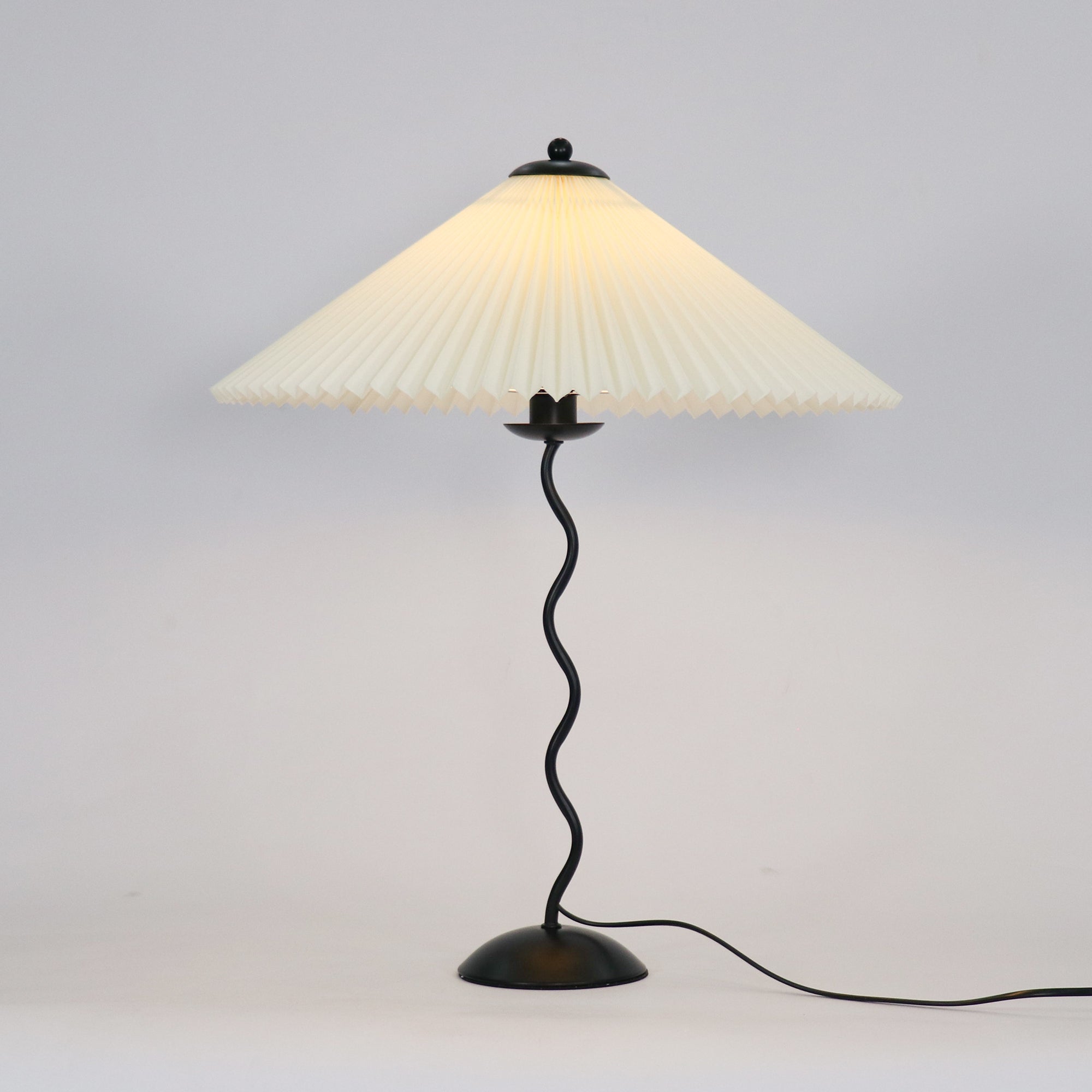 Tafellamp met Golvende Voet en Geplooide Kap – Scandinavisch Accent voor Woonkamer, Gang of Slaapkamer | Zwarte Basis met Beige, Witte, Donkergroene of Zwarte Stoffen Kap | E14 Fitting | Dimbaar met Drukknop | Sansoti