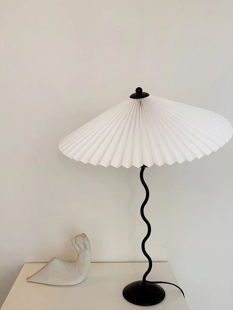 Tafellamp met Golvende Voet en Geplooide Kap – Scandinavisch Accent voor Woonkamer, Gang of Slaapkamer | Zwarte Basis met Beige, Witte, Donkergroene of Zwarte Stoffen Kap | E14 Fitting | Dimbaar met Drukknop | Sansoti