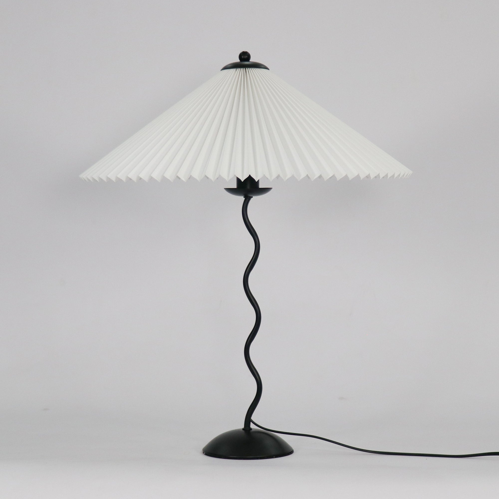 Tafellamp met Golvende Voet en Geplooide Kap – Scandinavisch Accent voor Woonkamer, Gang of Slaapkamer | Zwarte Basis met Beige, Witte, Donkergroene of Zwarte Stoffen Kap | E14 Fitting | Dimbaar met Drukknop | Sansoti