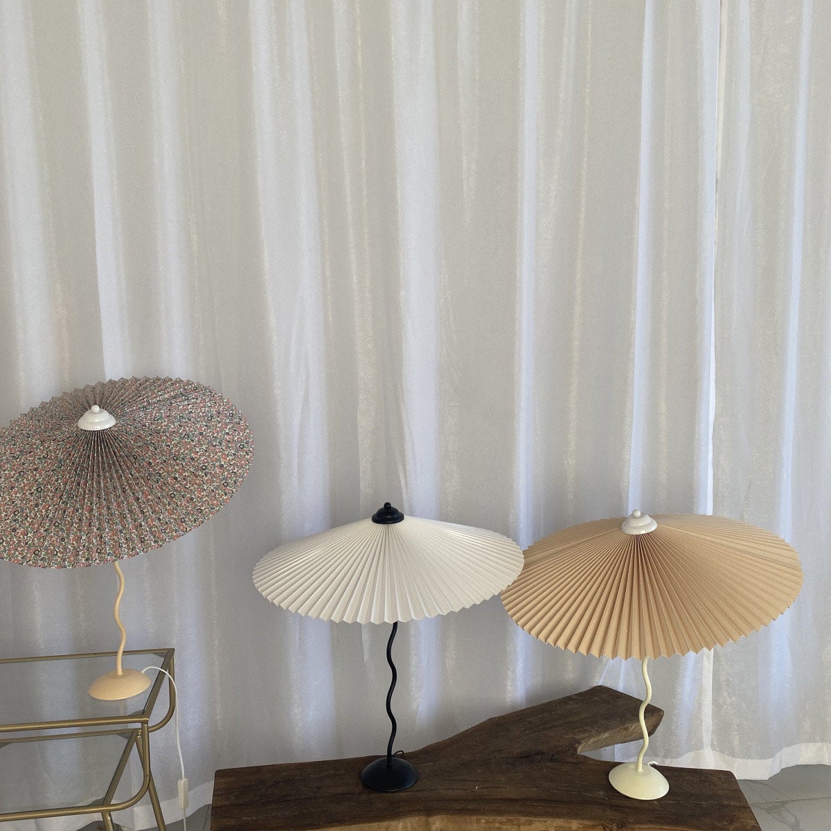 Tafellamp met Golvende Voet en Geplooide Kap – Scandinavisch Accent voor Woonkamer, Gang of Slaapkamer | Zwarte Basis met Beige, Witte, Donkergroene of Zwarte Stoffen Kap | E14 Fitting | Dimbaar met Drukknop | Sansoti