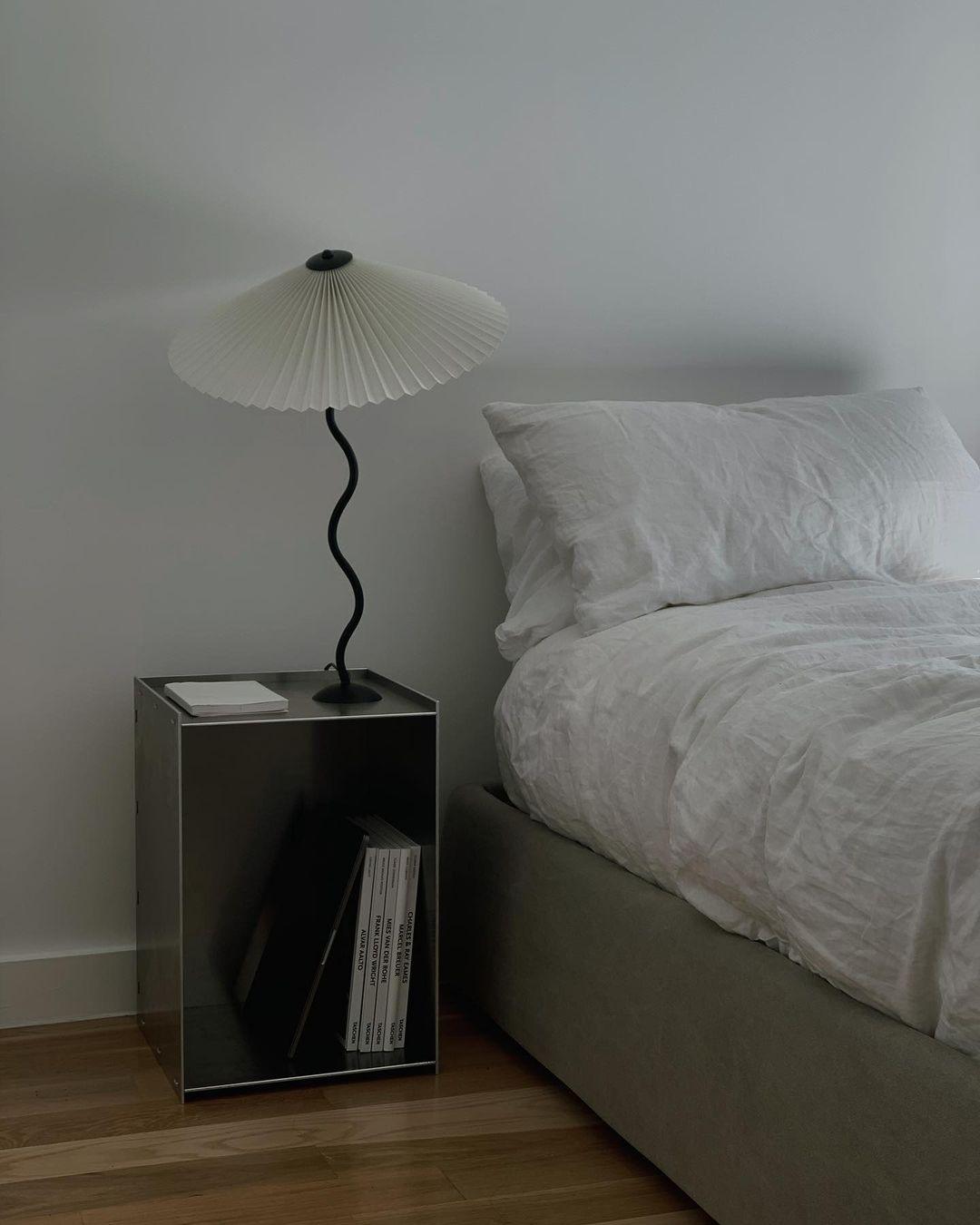 Tafellamp met Golvende Voet en Geplooide Kap – Scandinavisch Accent voor Woonkamer, Gang of Slaapkamer | Zwarte Basis met Beige, Witte, Donkergroene of Zwarte Stoffen Kap | E14 Fitting | Dimbaar met Drukknop | Sansoti