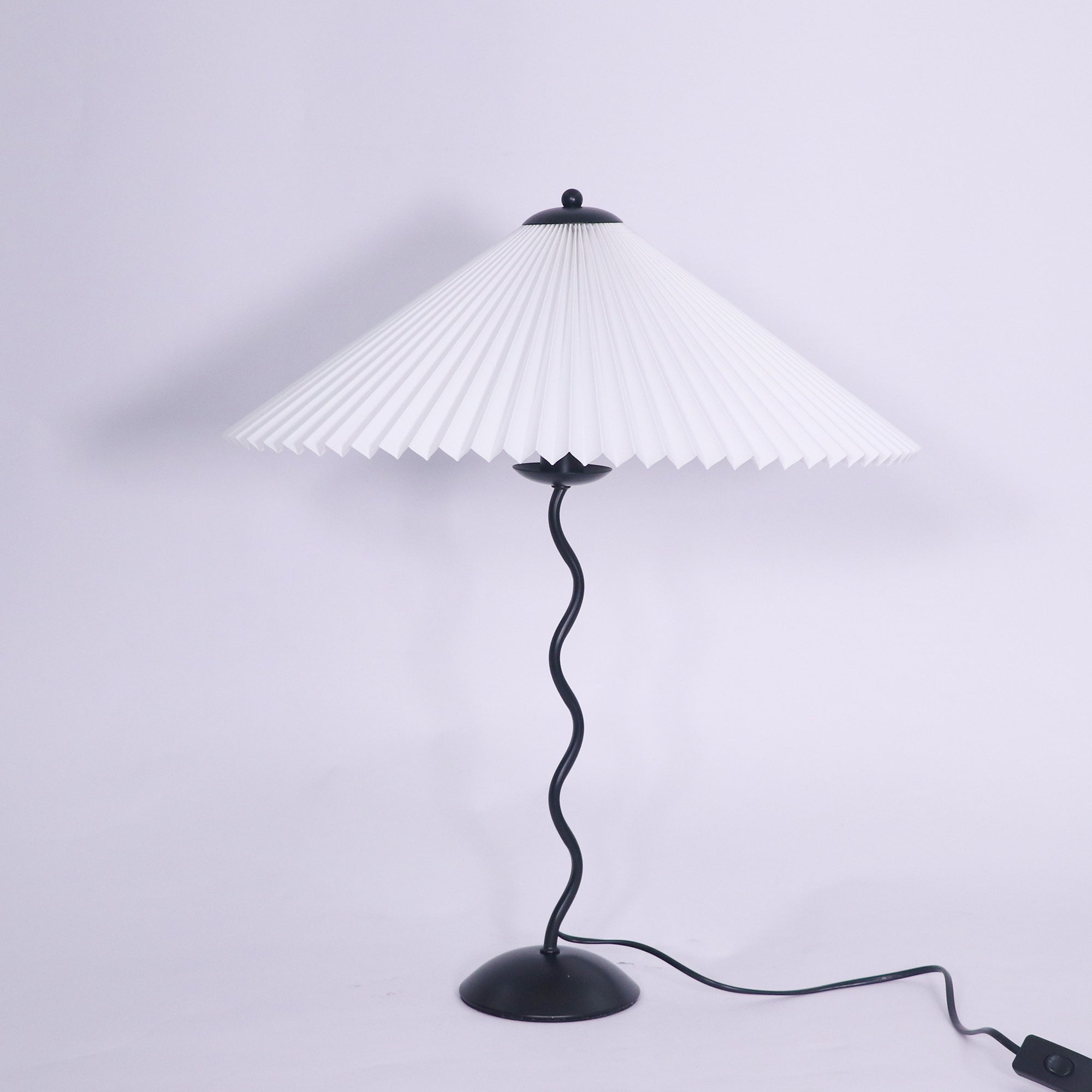 Tafellamp met Golvende Voet en Geplooide Kap – Scandinavisch Accent voor Woonkamer, Gang of Slaapkamer | Zwarte Basis met Beige, Witte, Donkergroene of Zwarte Stoffen Kap | E14 Fitting | Dimbaar met Drukknop | Sansoti